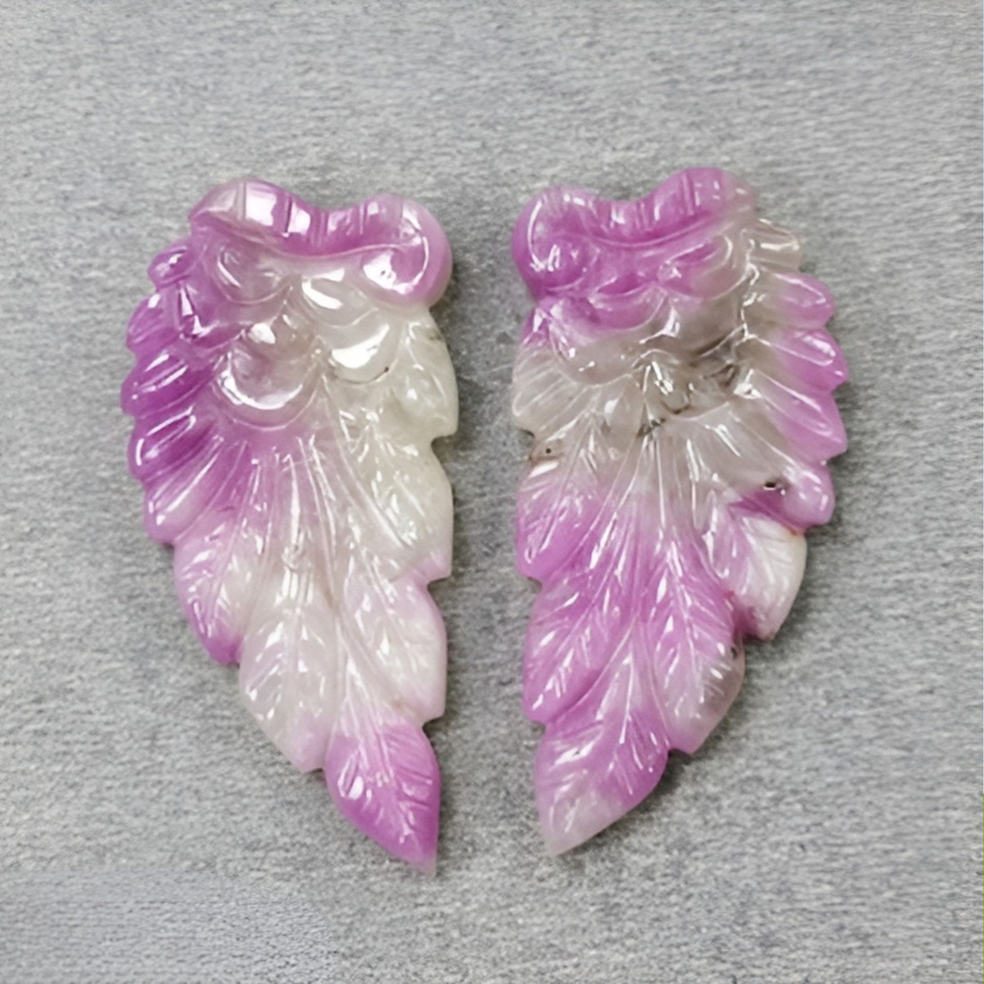 マルチサファイアの天使の羽の彫刻