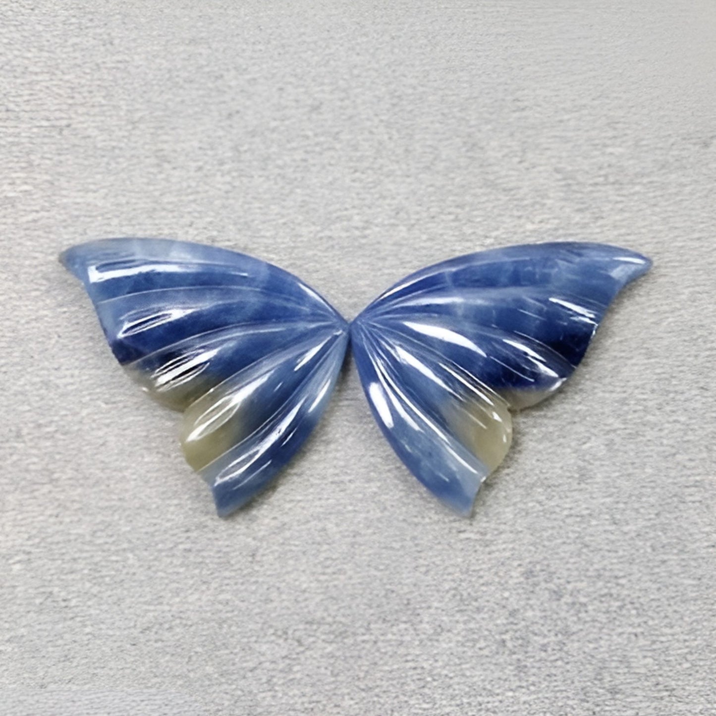 サファイアの蝶の形の彫刻