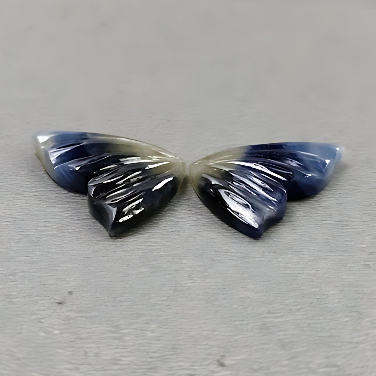 サファイアの蝶の形の彫刻