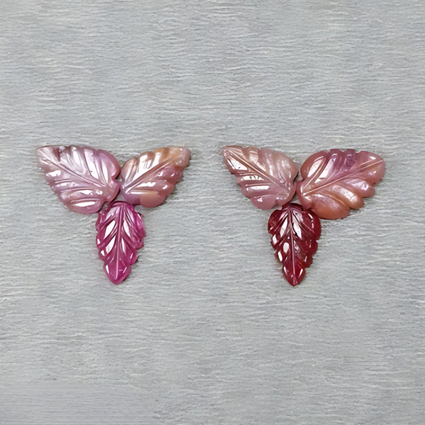 マルチサファイアの葉の形の彫刻