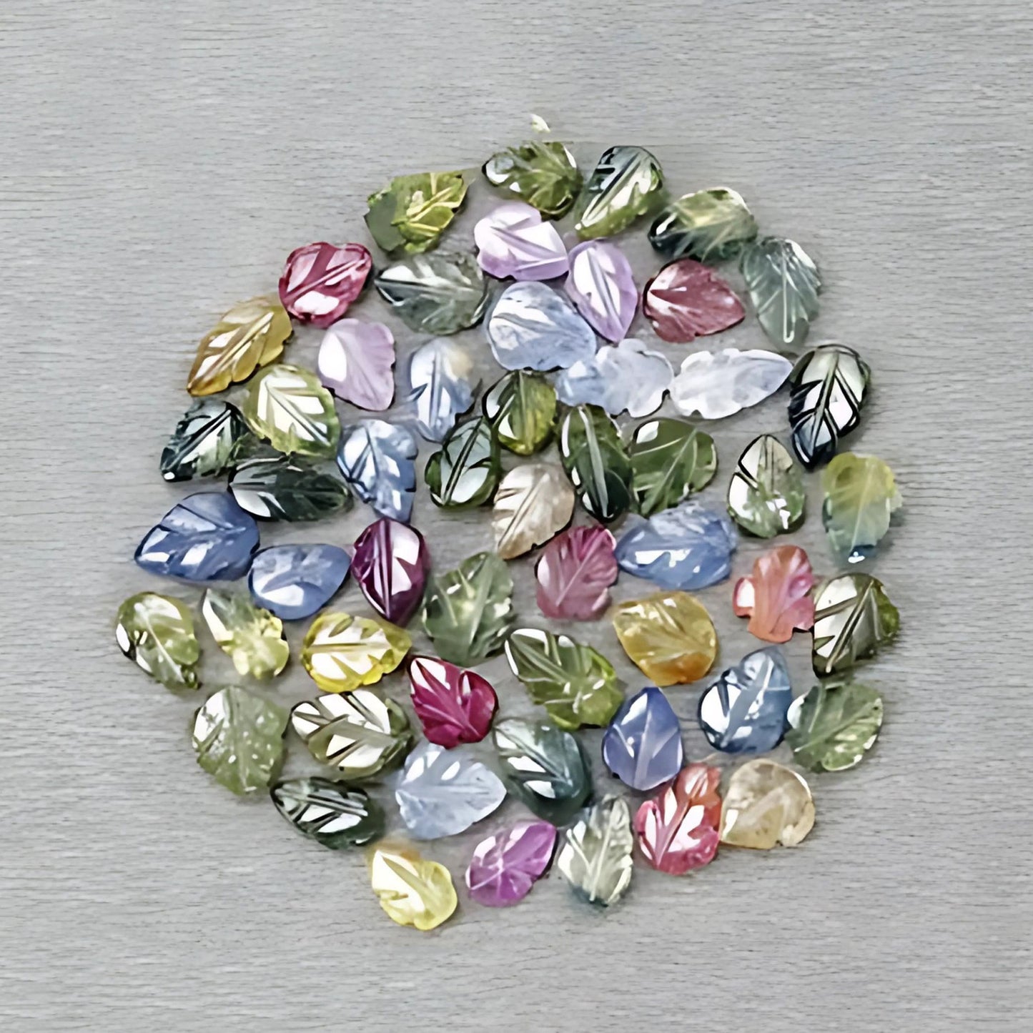 sculpture de plusieurs feuilles de saphir