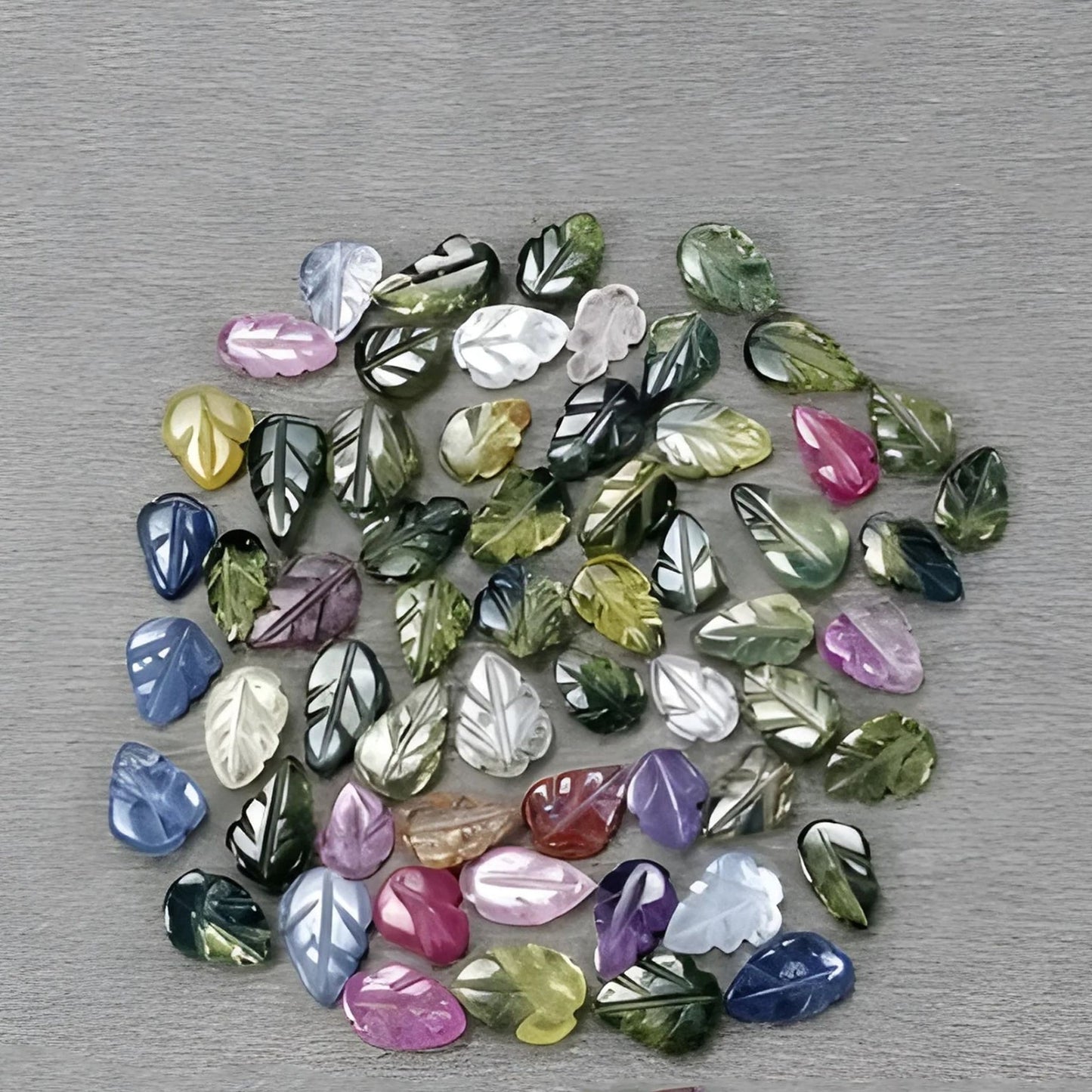 マルチサファイアの葉の形の彫刻