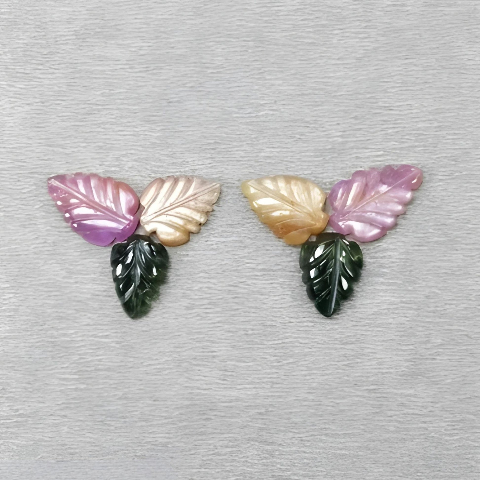 マルチサファイアの葉の形の彫刻