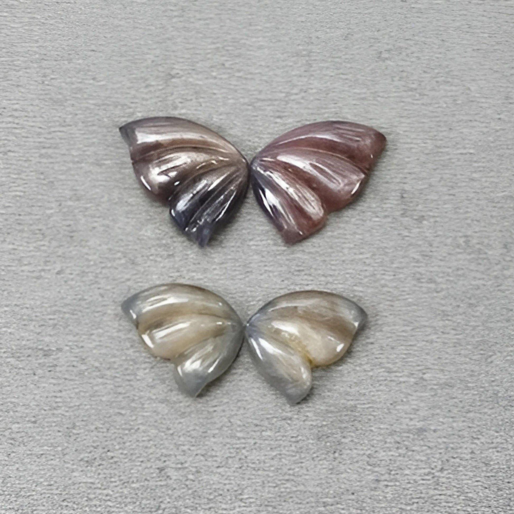 サファイアの蝶の形の彫刻