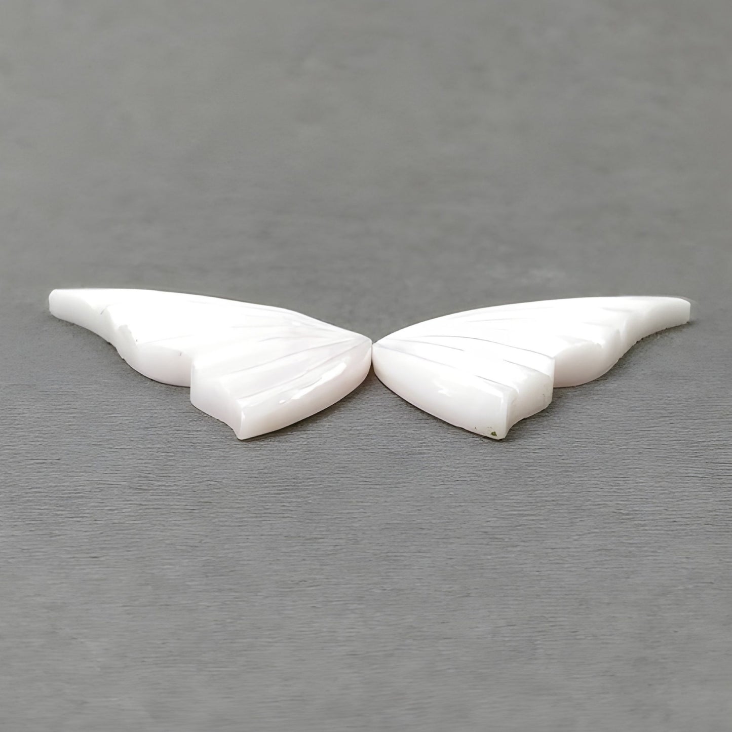 talla de mariposa de ópalo