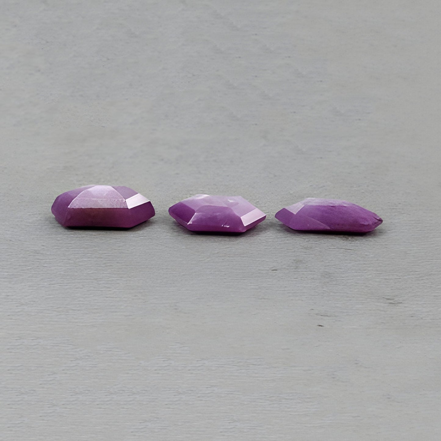 natürlicher, unbehandelter Edelstein Saphir