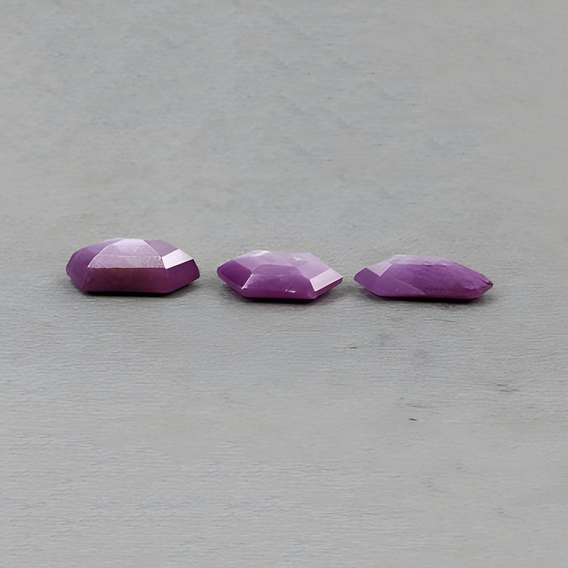 natürlicher, unbehandelter Edelstein Saphir