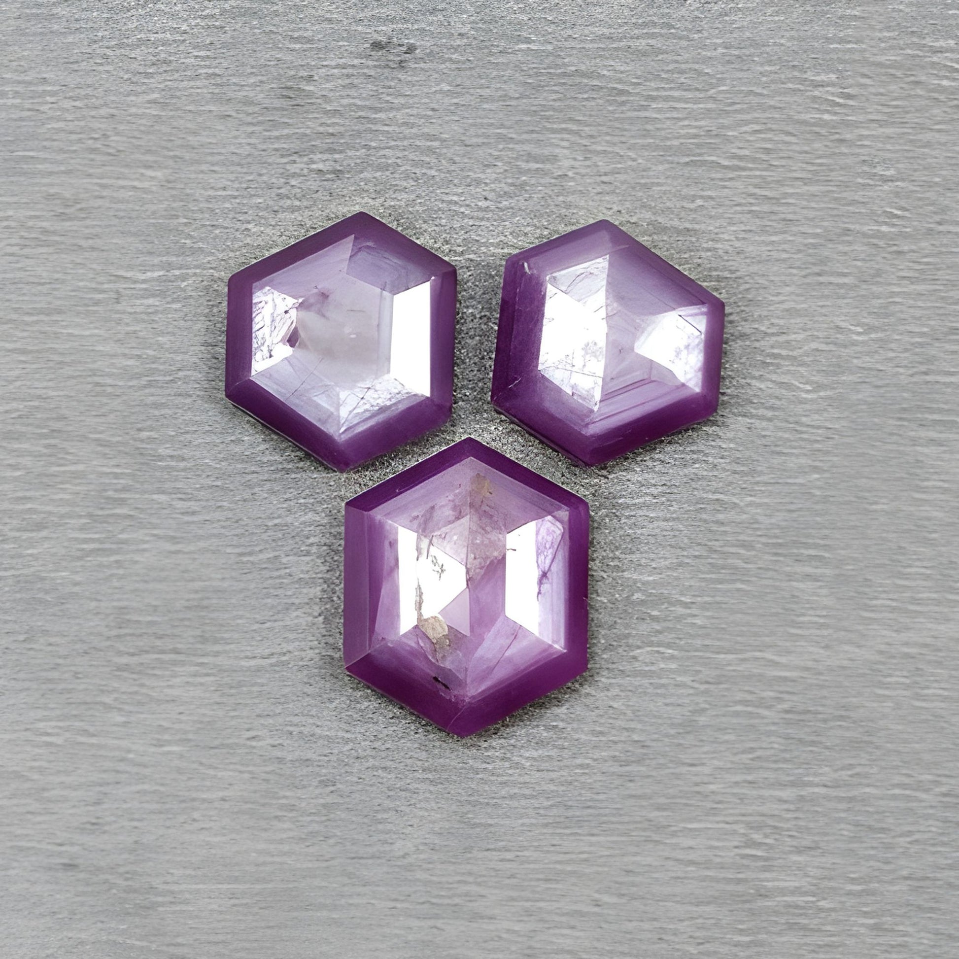 natürlicher, unbehandelter Edelstein Saphir