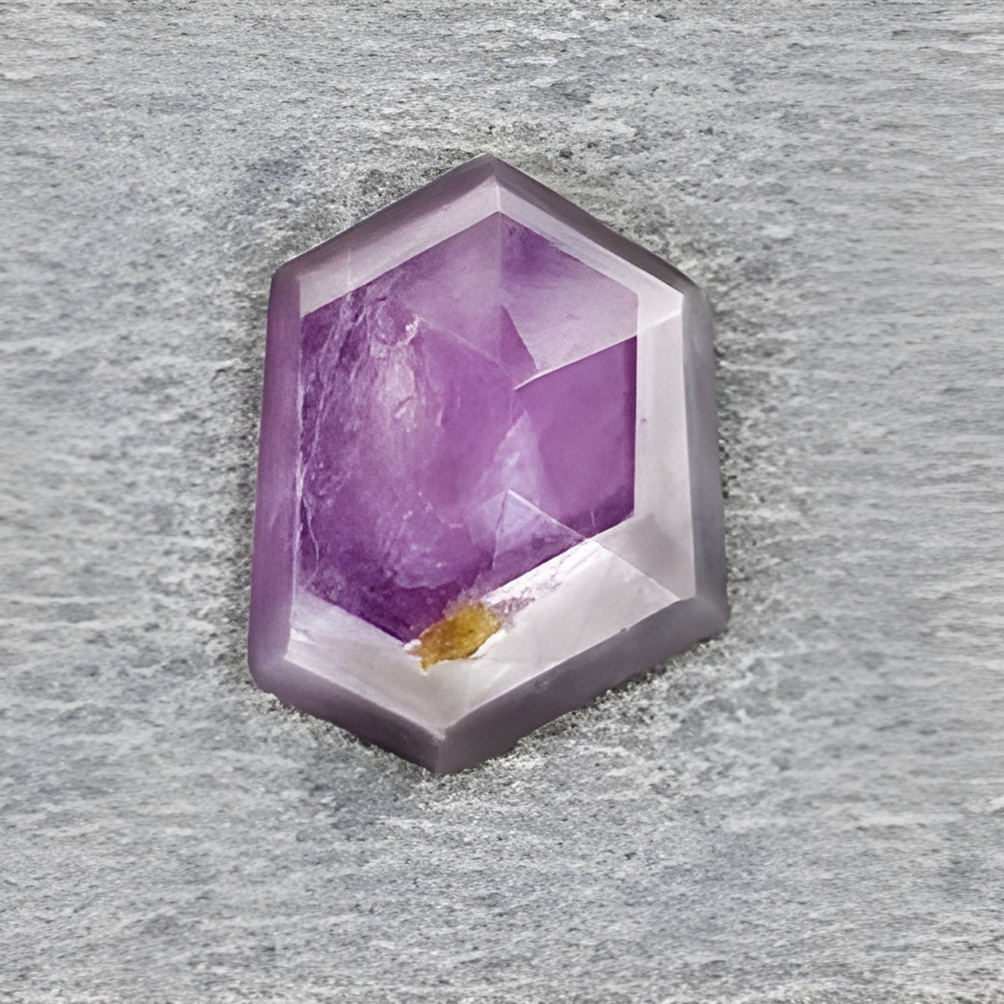 facettierter Saphir-Edelstein