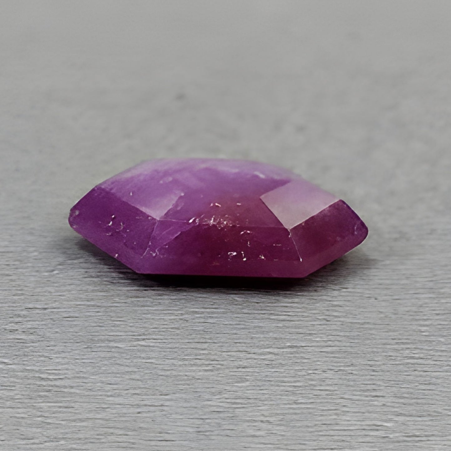 rubis en forme d'hexagone taillé à facettes