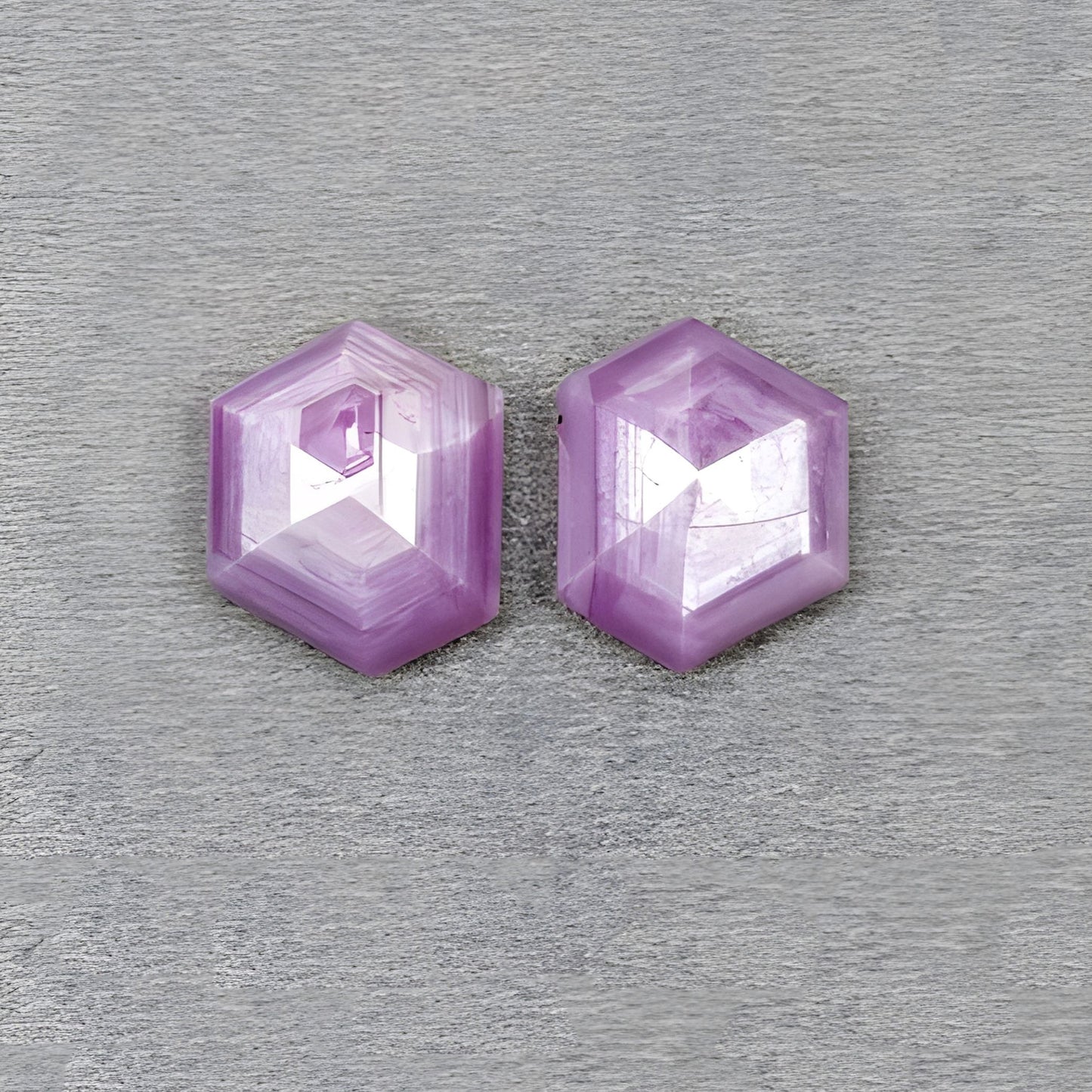 サファイアのファセットカット六角形