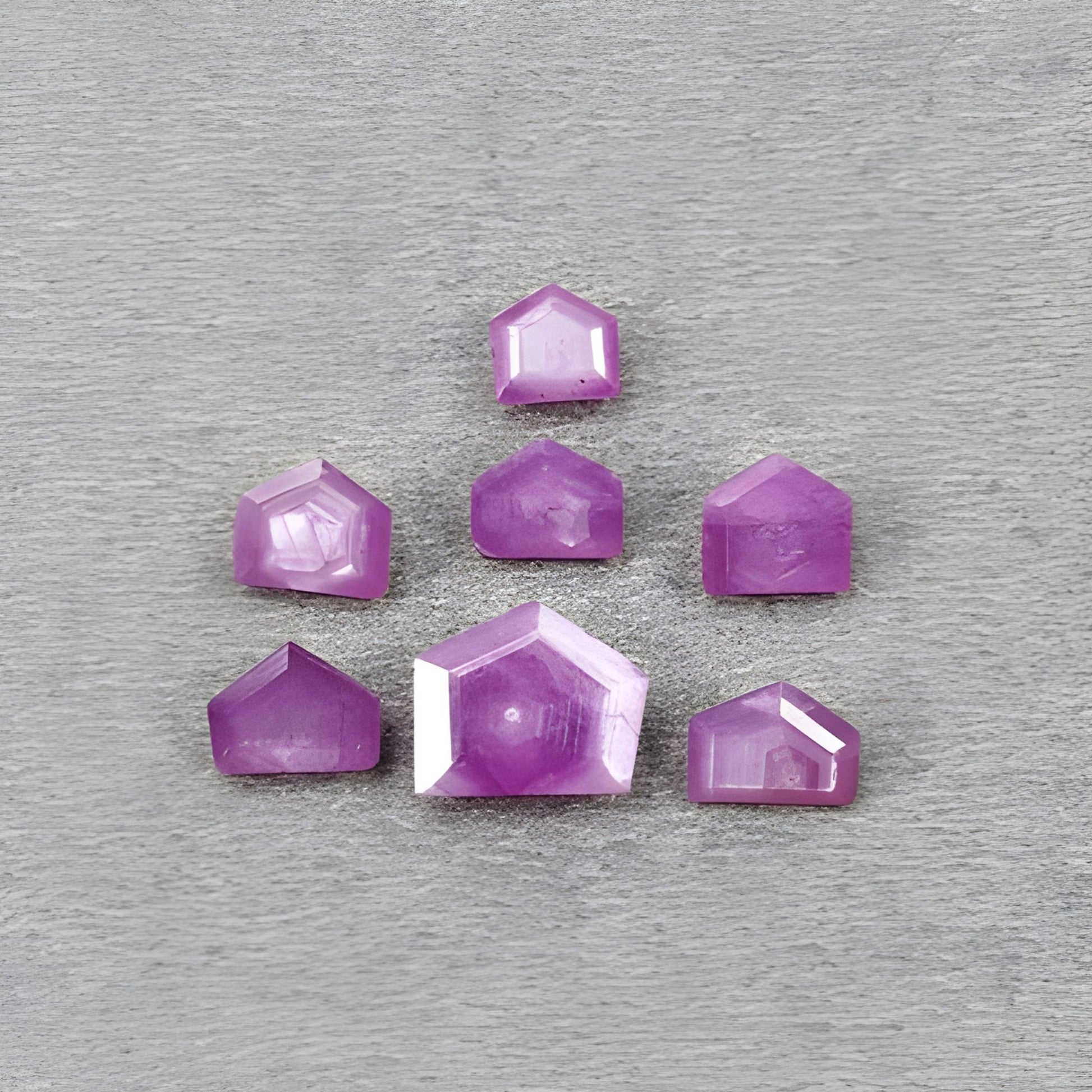 ルビーの不均一な形状のファセットカット