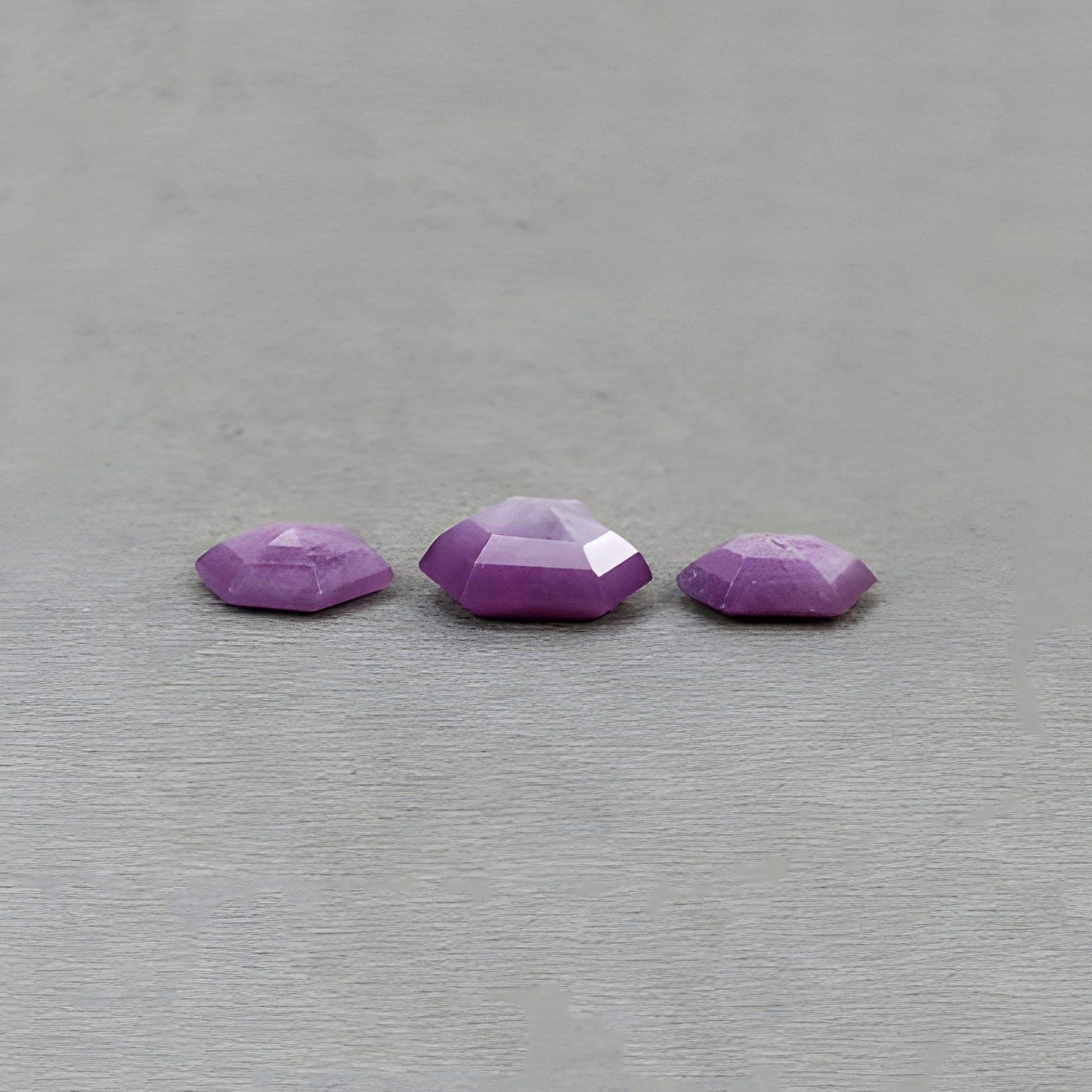 ラズベリーサファイア 六角形ファセットカット