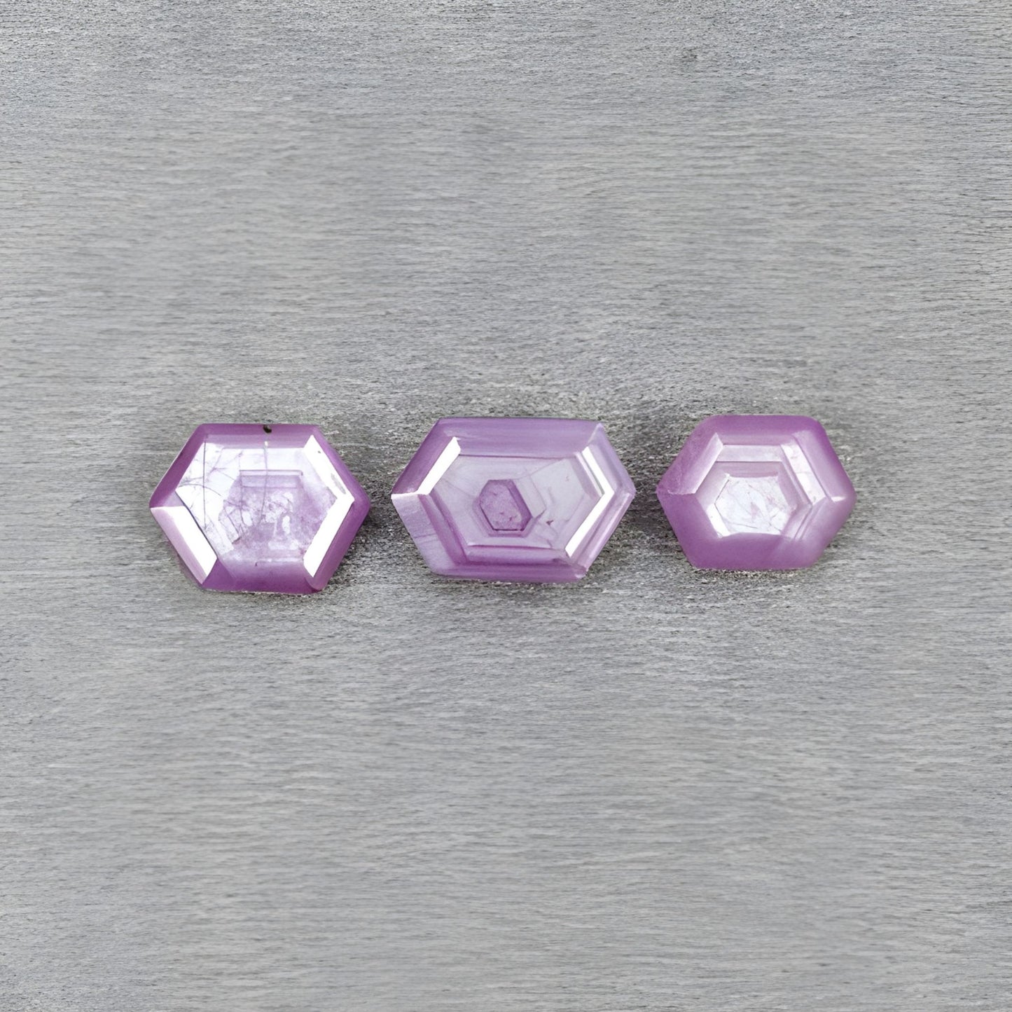 Himbeerfarbener Saphir, natürlicher Edelstein