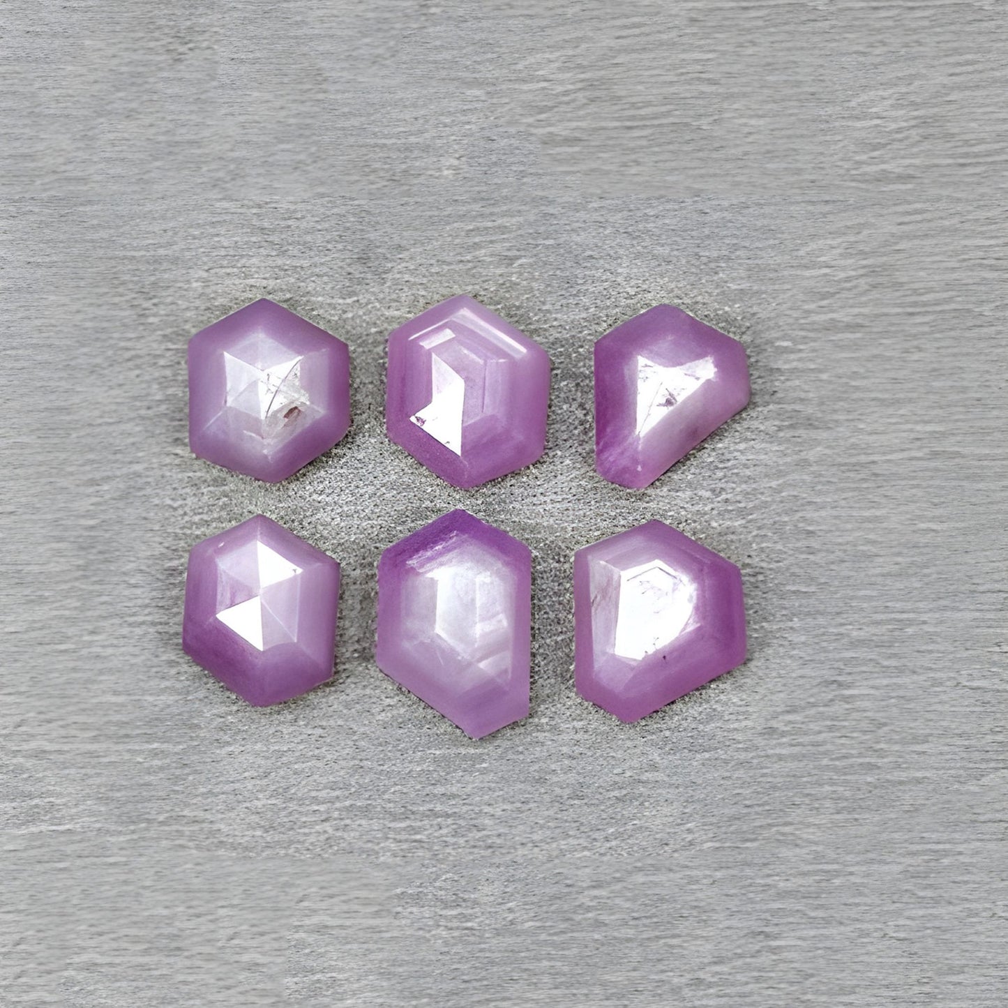 Himbeerfarbener Saphir, sechseckiger Facettenschliff