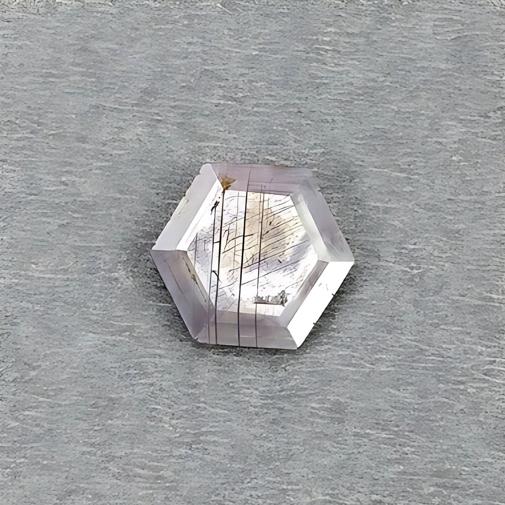 サファイアのファセットカットの宝石