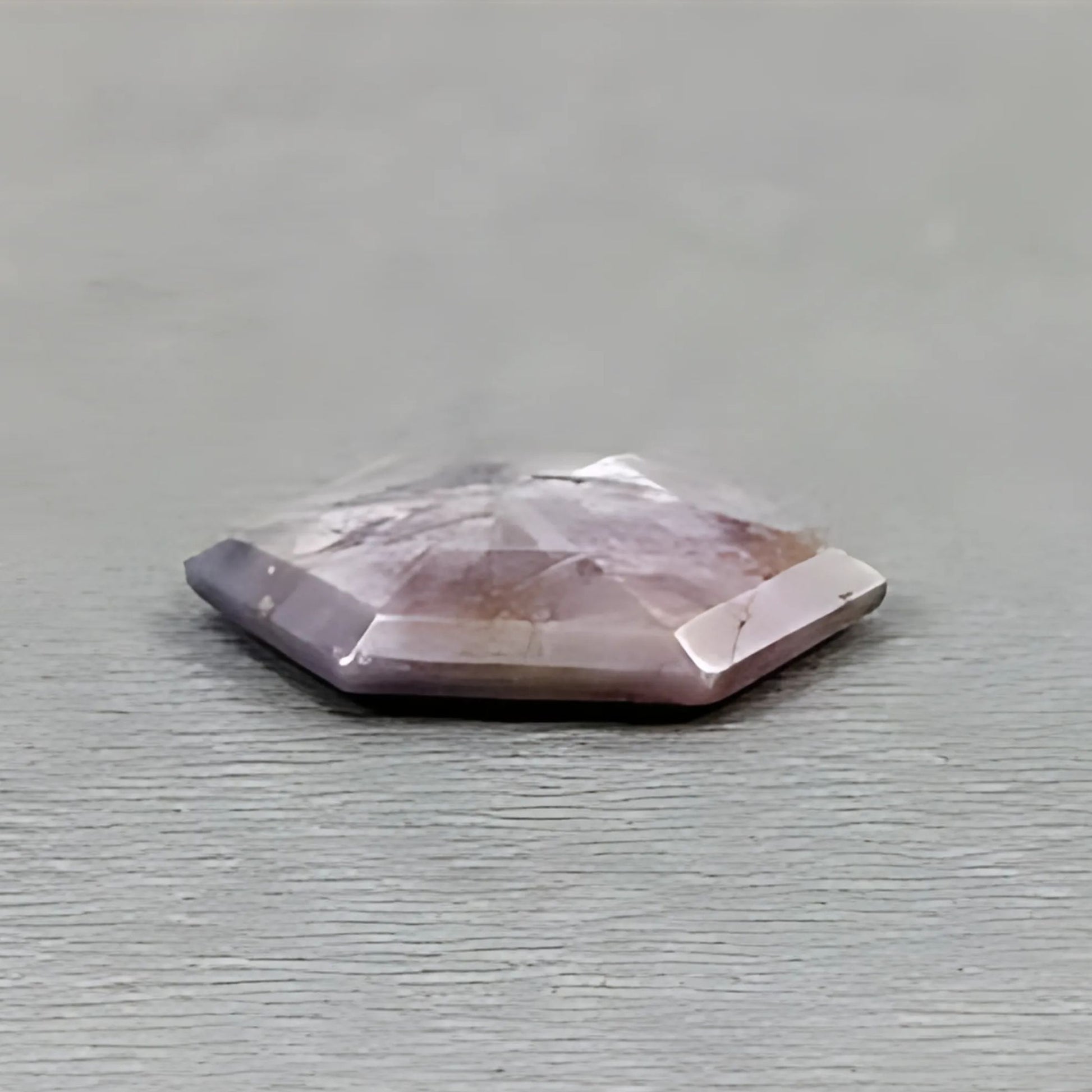 树莓色蓝宝石六边形刻面切割