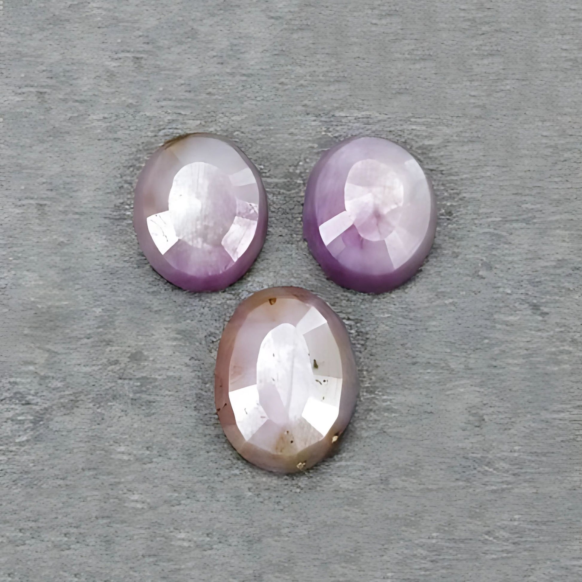 Saphir framboise ovale à facettes