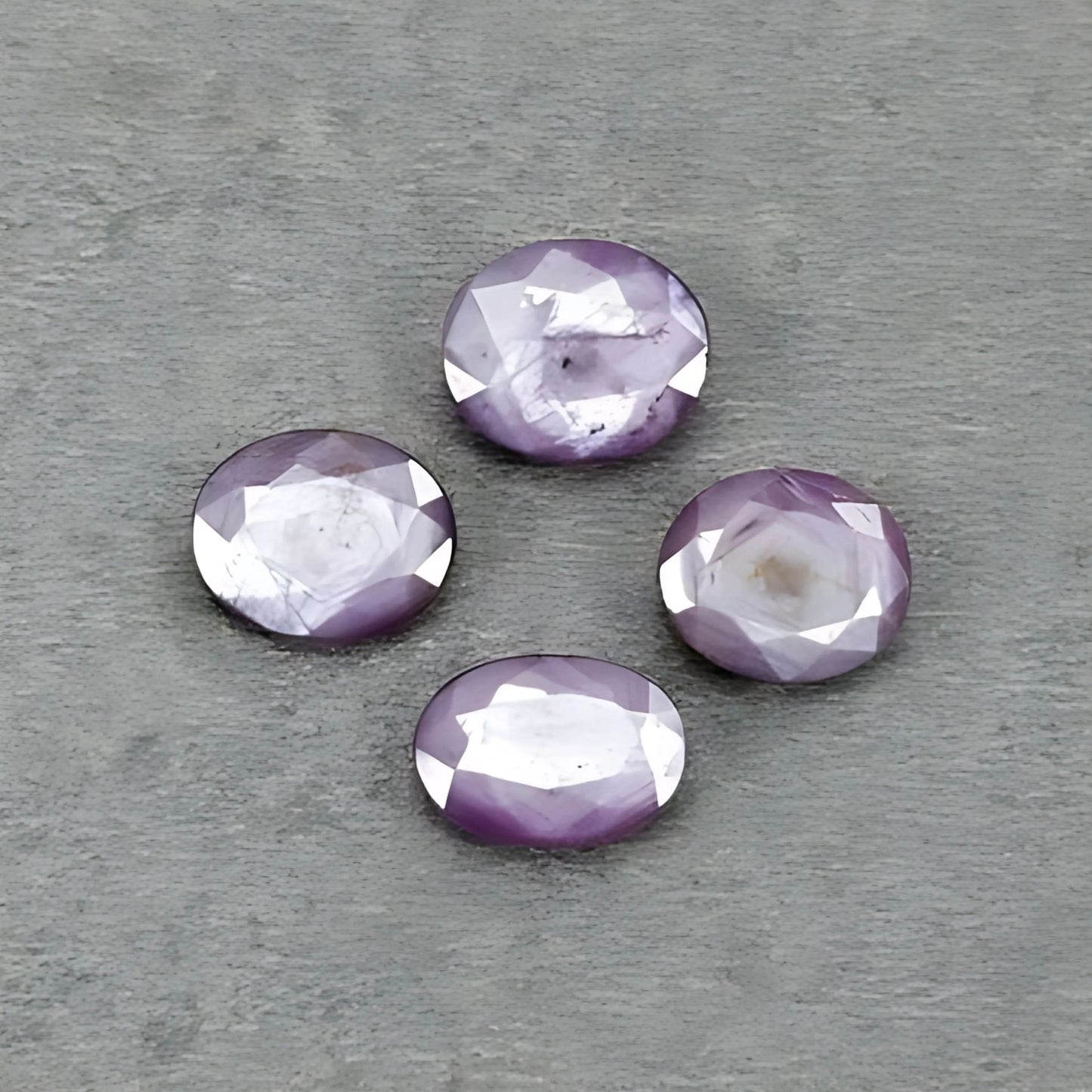 Saphir framboise ovale à facettes