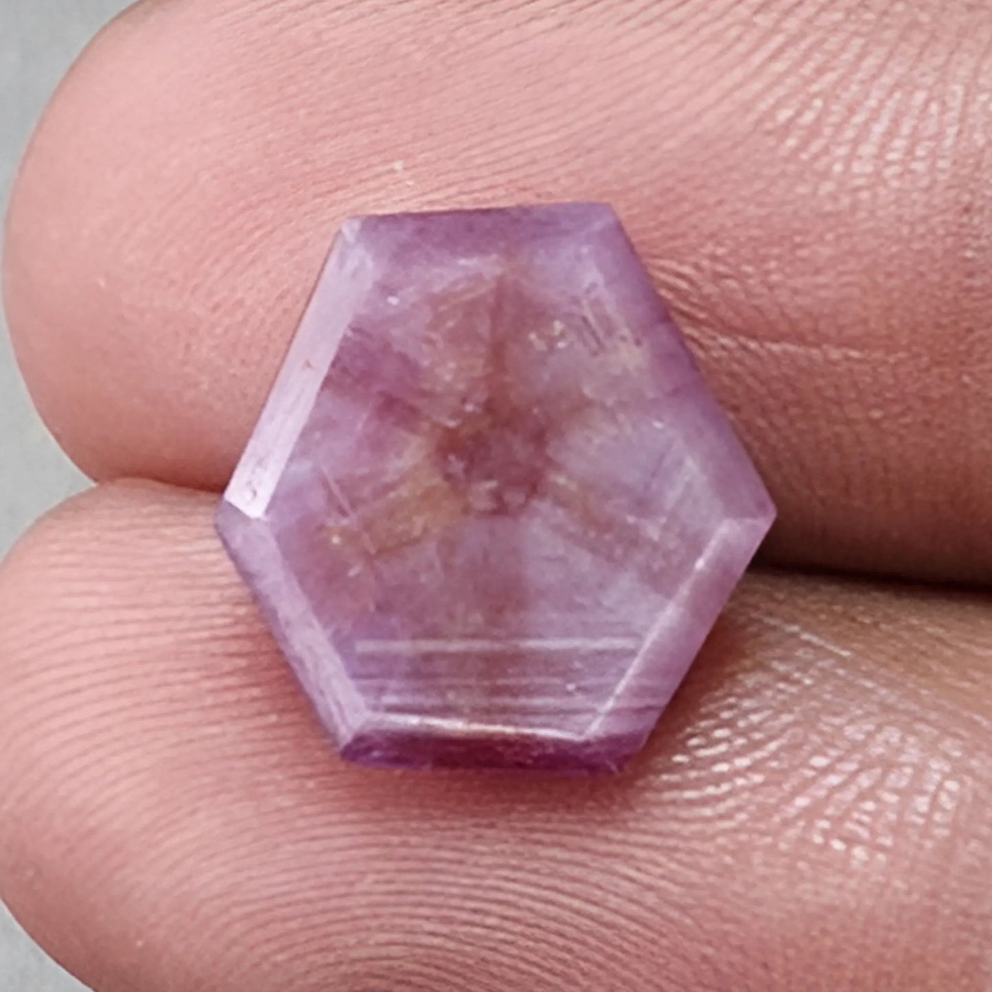 zaffiro trapiche taglio sfaccettato a forma esagonale