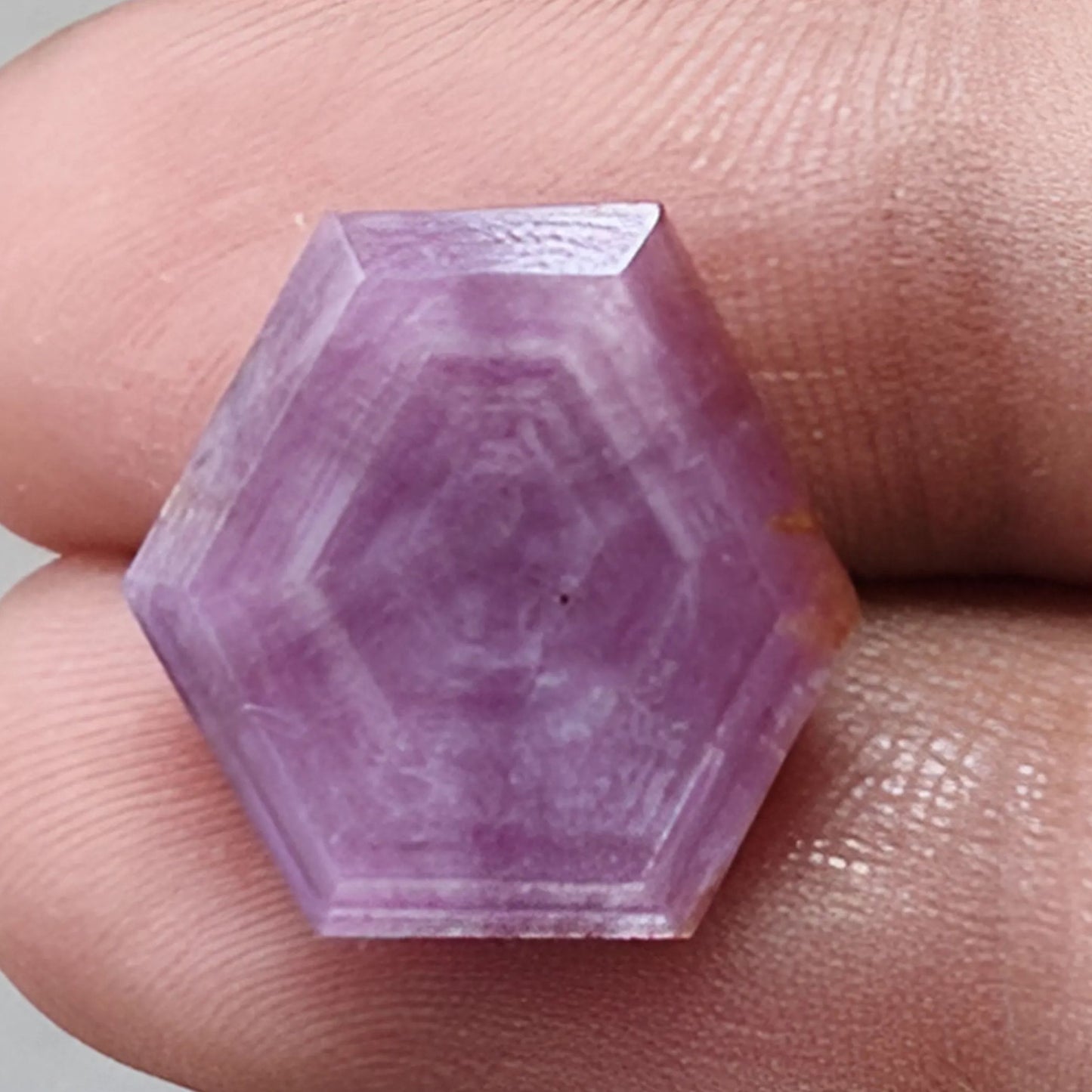 saphir trapiche de forme hexagonale à facettes