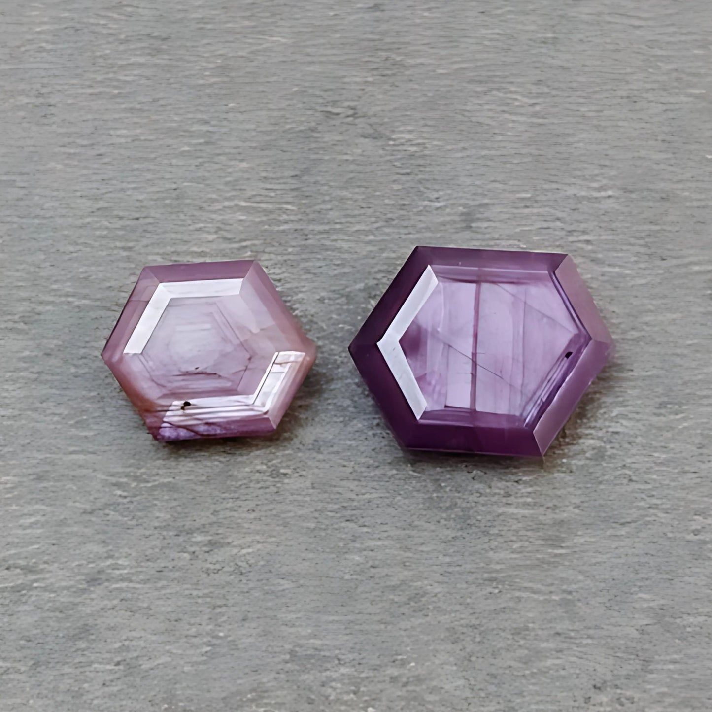 ياقوت أزرق مقطوع بشكل متعدد الأوجه