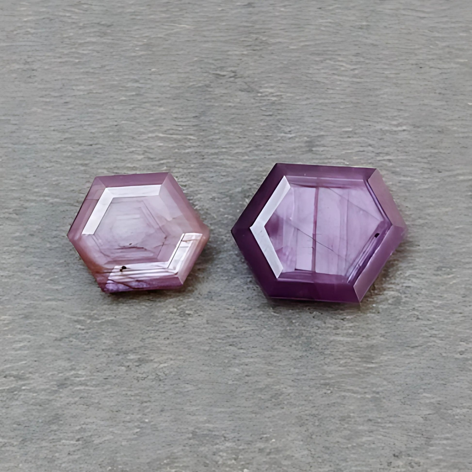 ياقوت أزرق مقطوع بشكل متعدد الأوجه