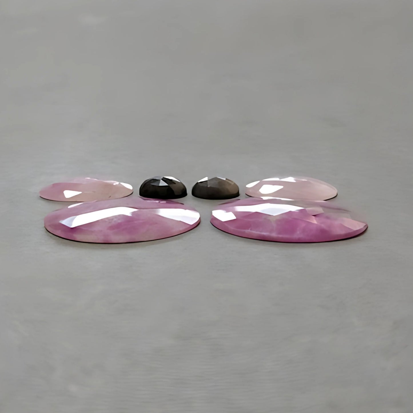 Piedra preciosa de zafiro con parte posterior plana