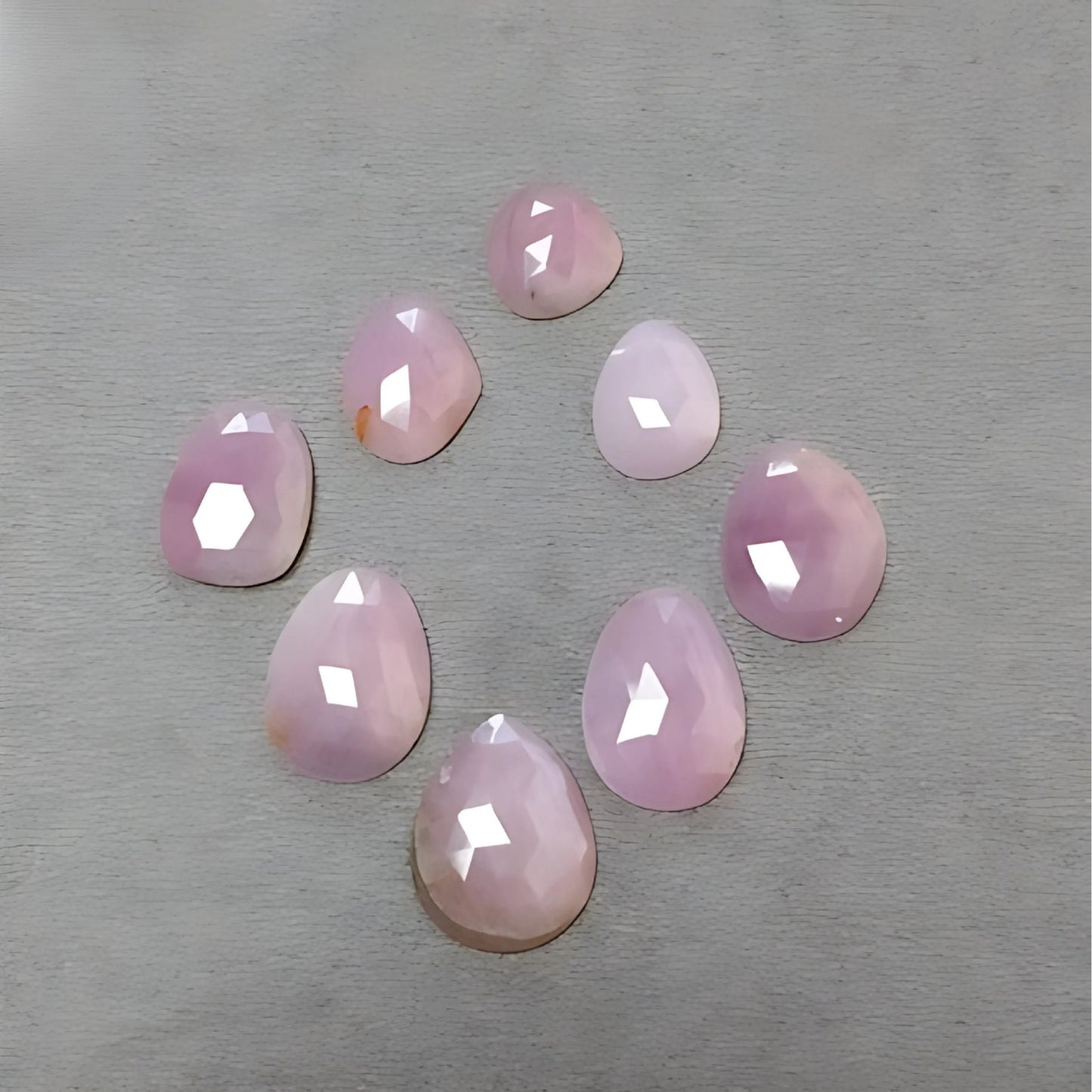 ياقوت وردي متعدد الأوجه