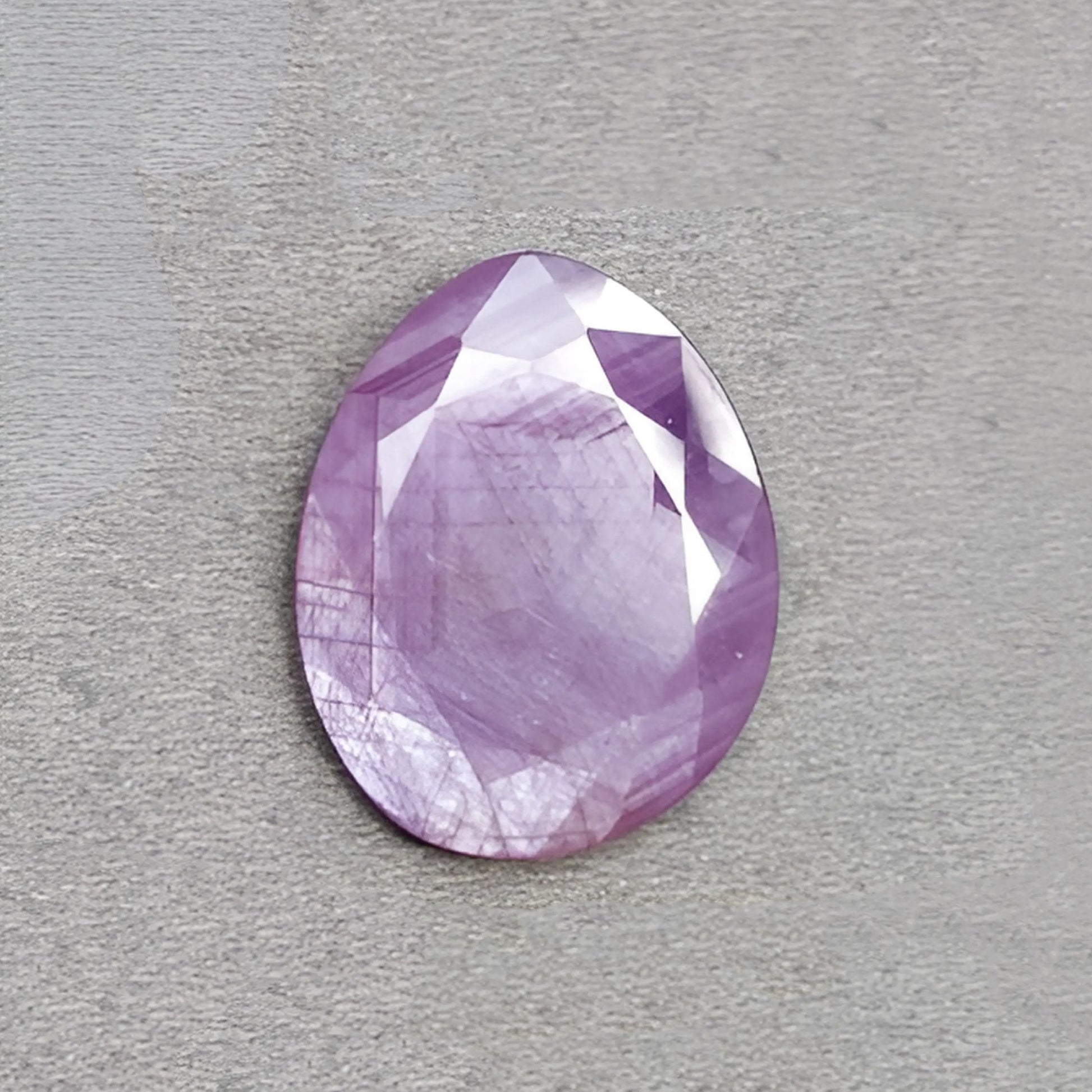 Zafiro rosa en forma de huevo