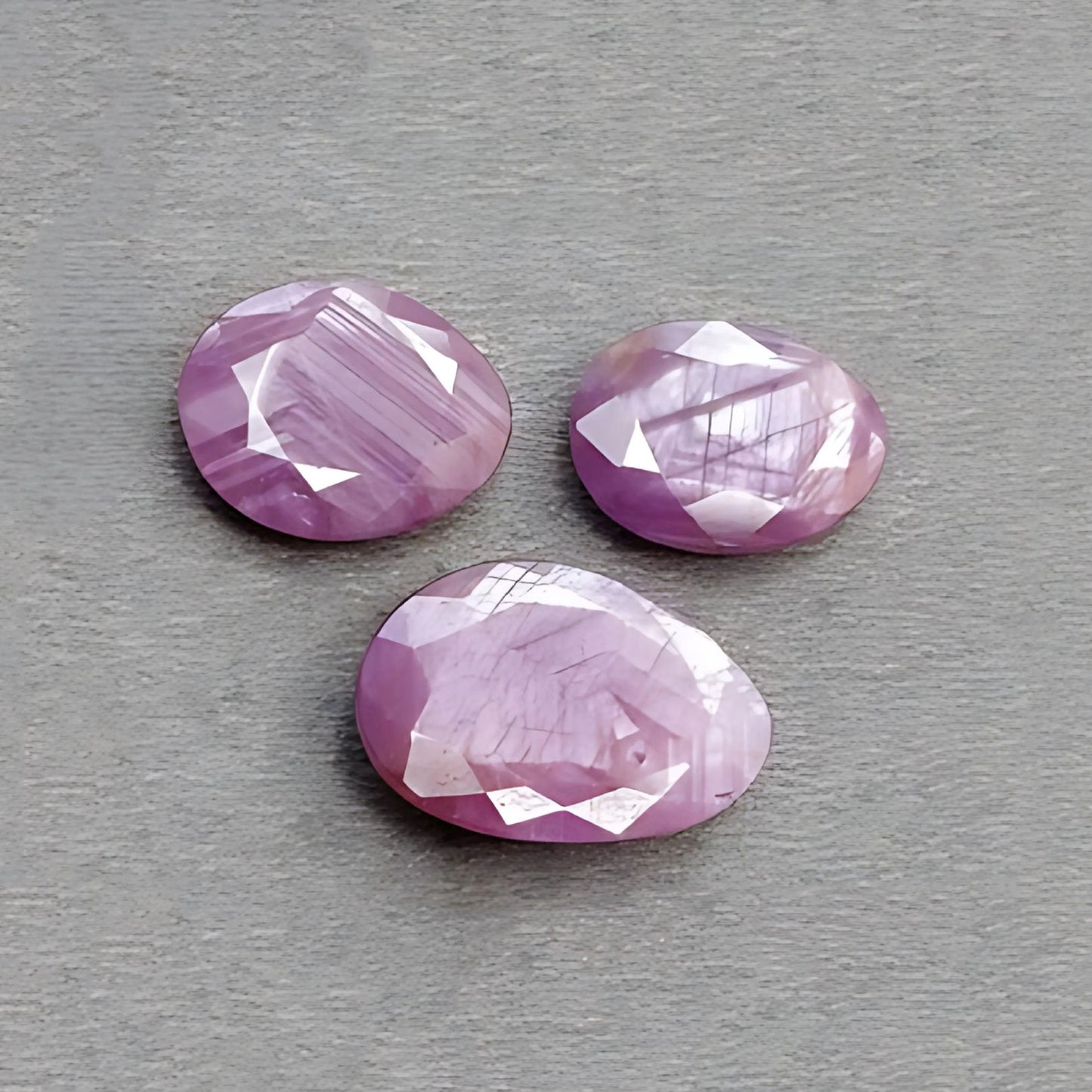 ياقوت وردي متعدد الأوجه