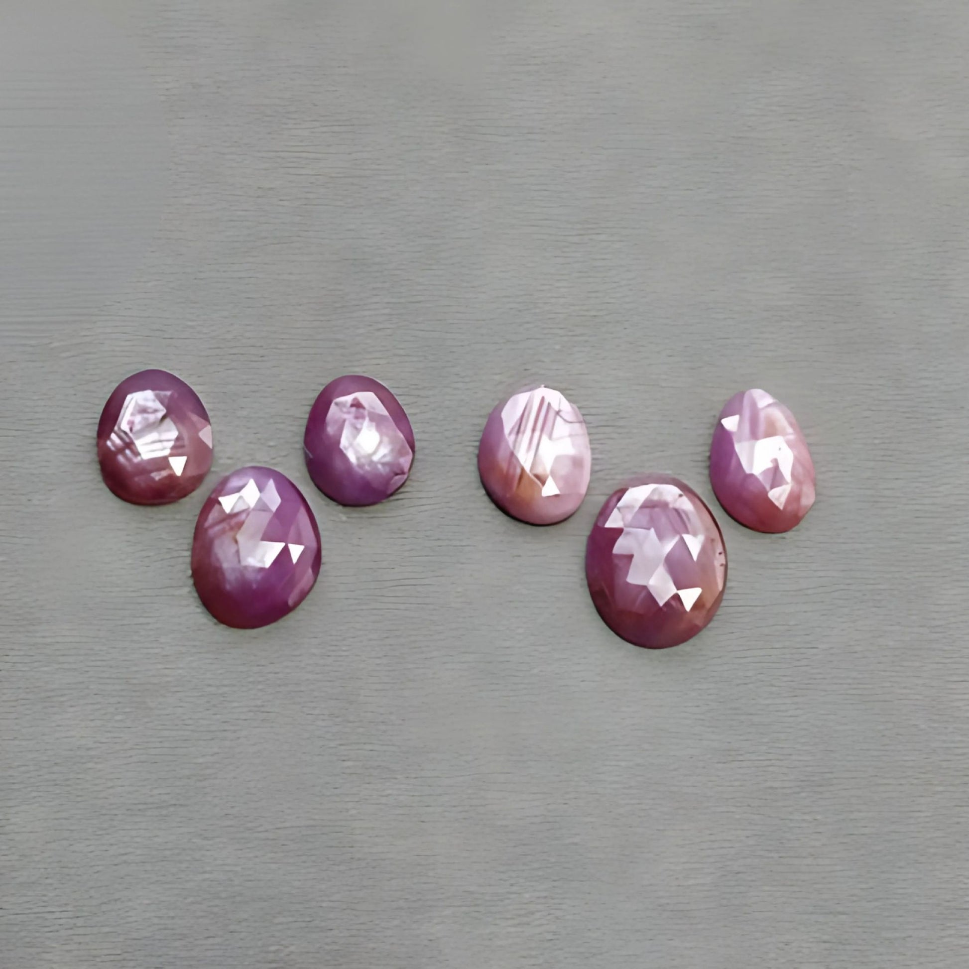 蛋形粉红蓝宝石