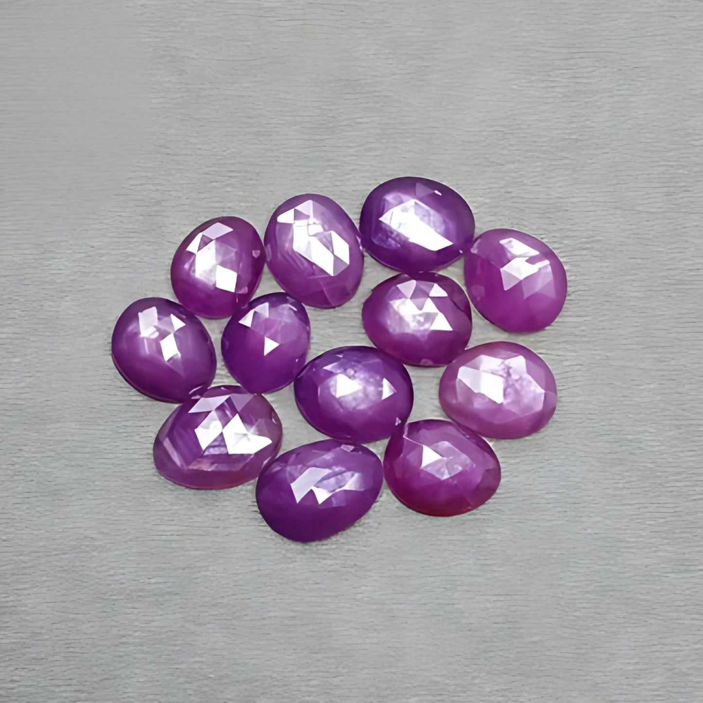 Pierre précieuse rubis à dos plat