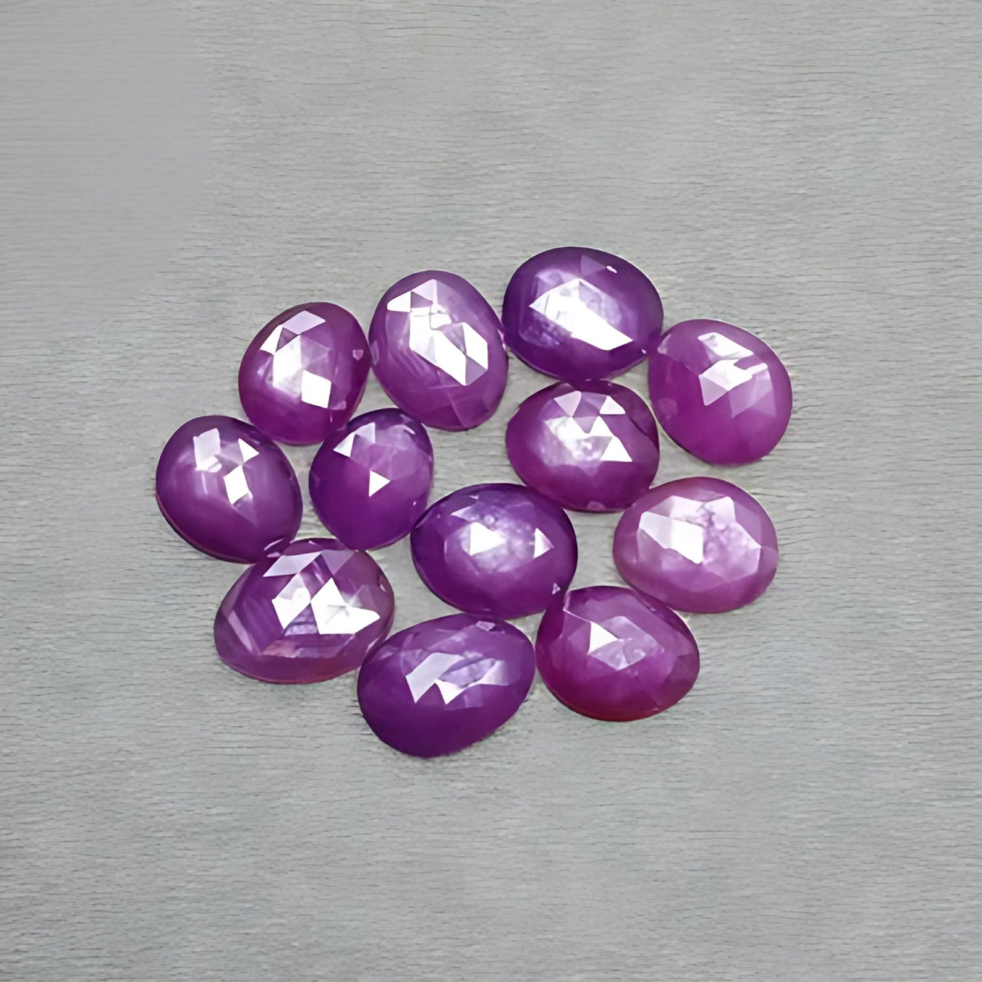 Pierre précieuse rubis à dos plat