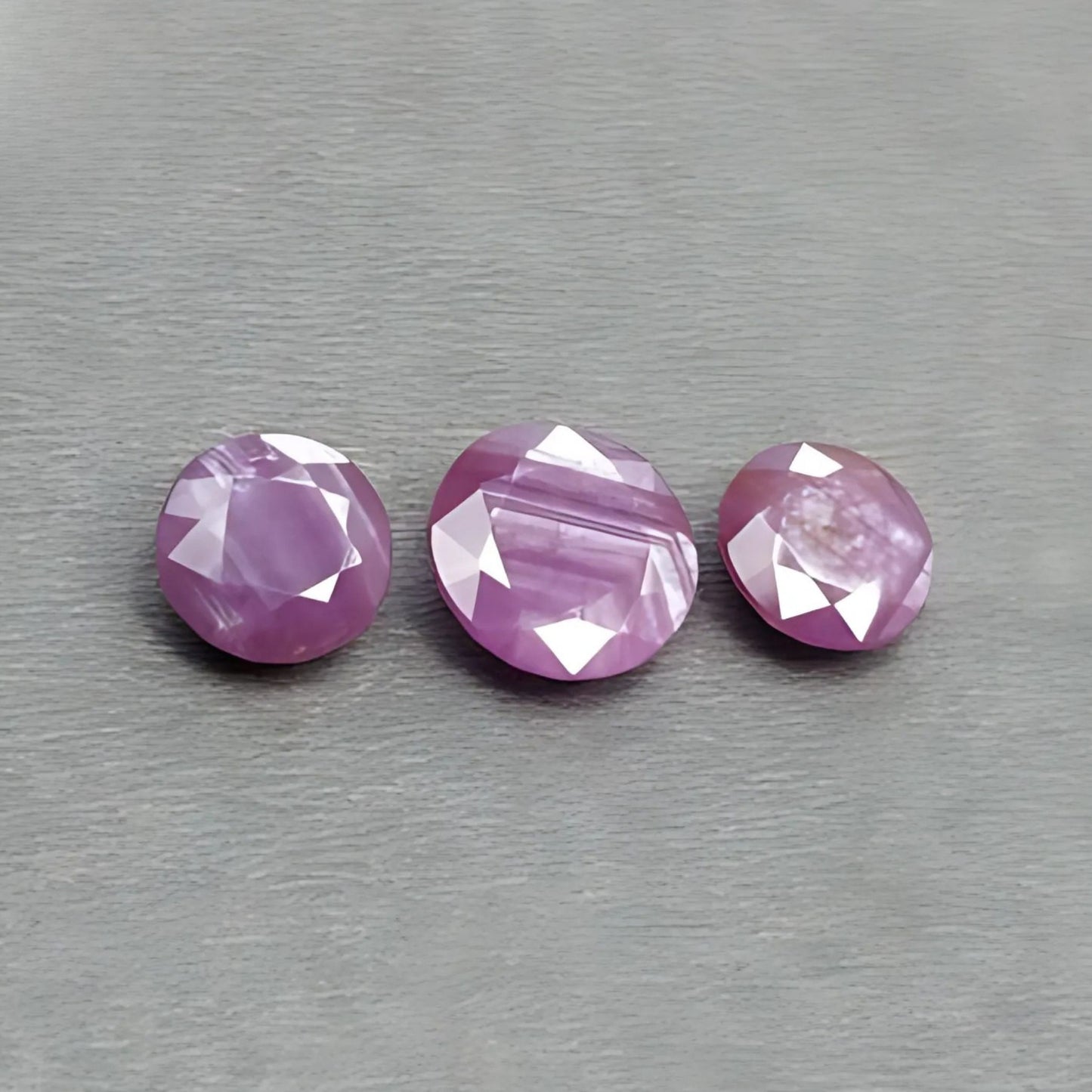 قطع الياقوت الوردي الطبيعي