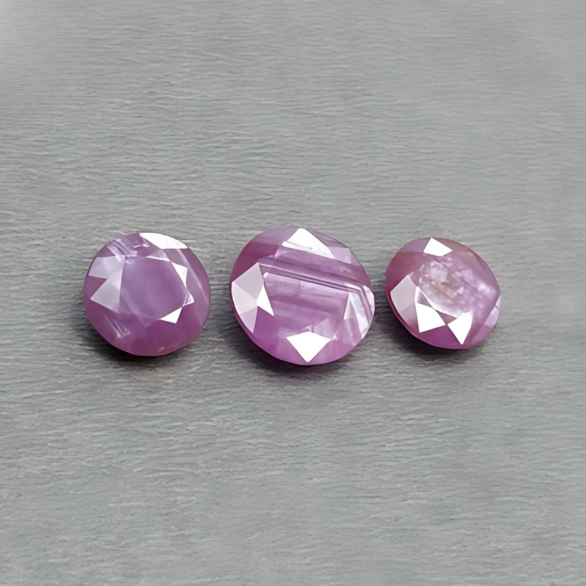 قطع الياقوت الوردي الطبيعي