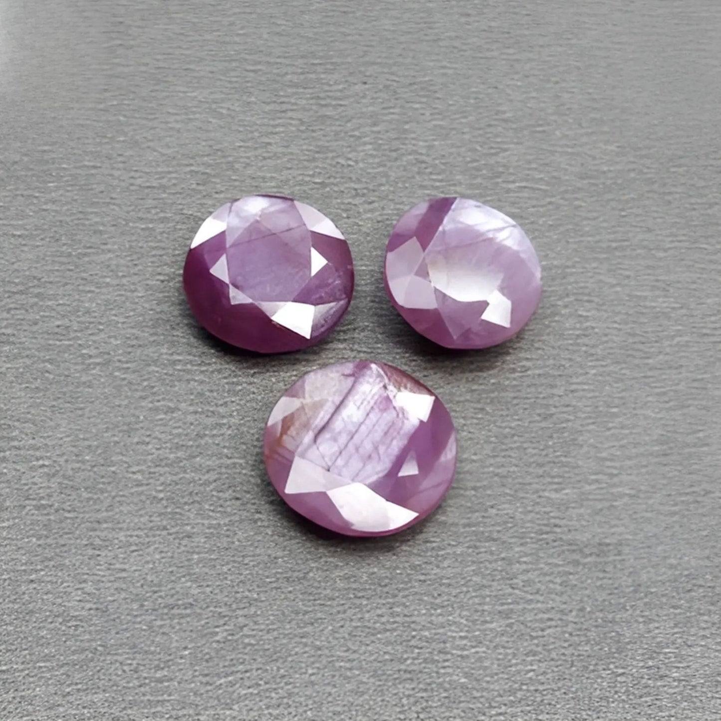 ياقوت وردي متعدد الأوجه