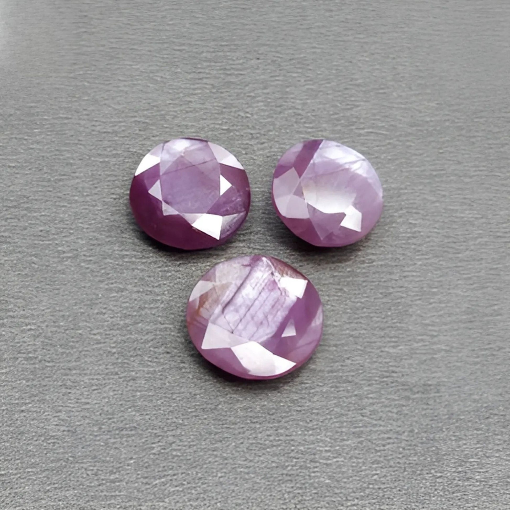 ياقوت وردي متعدد الأوجه