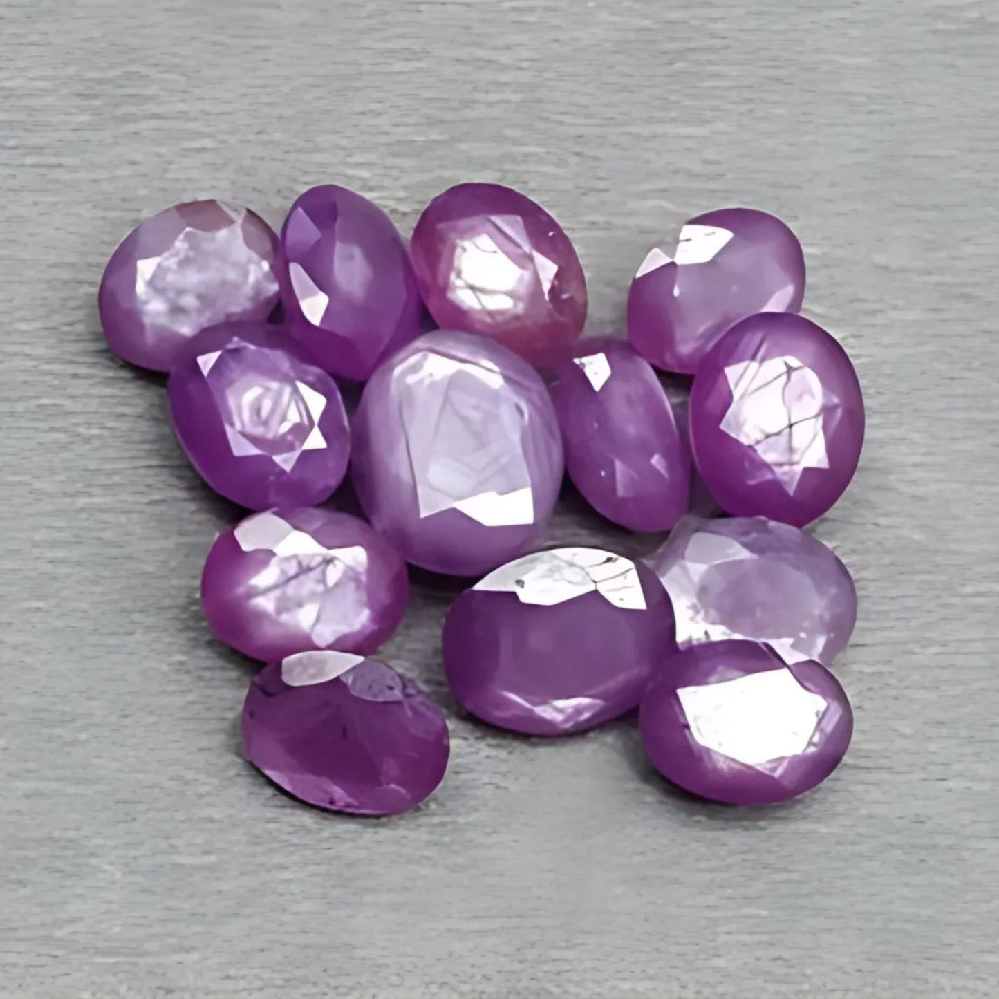 Ovaler Himbeer-Rubin-Schliff