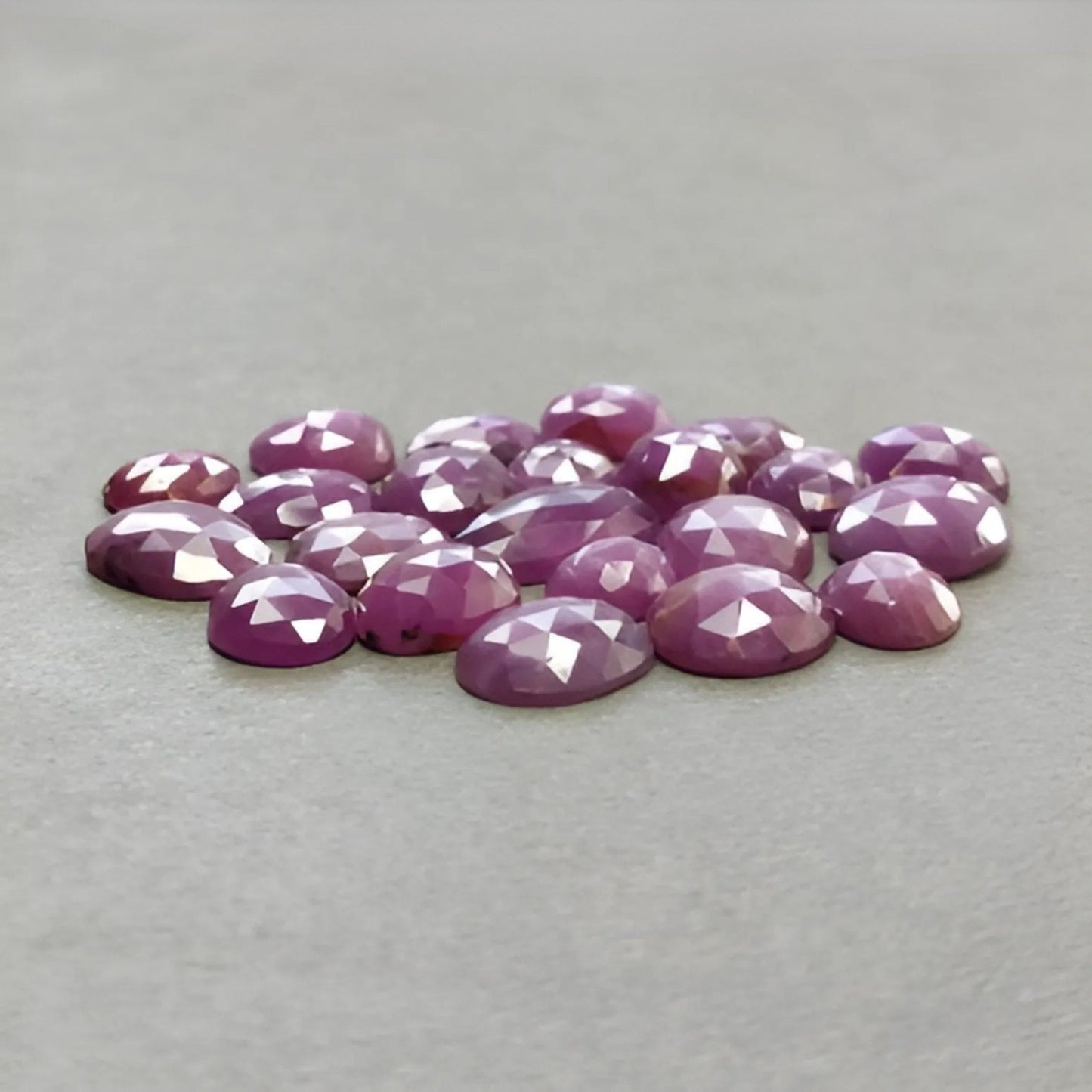 Rubin mit flacher Rückseite