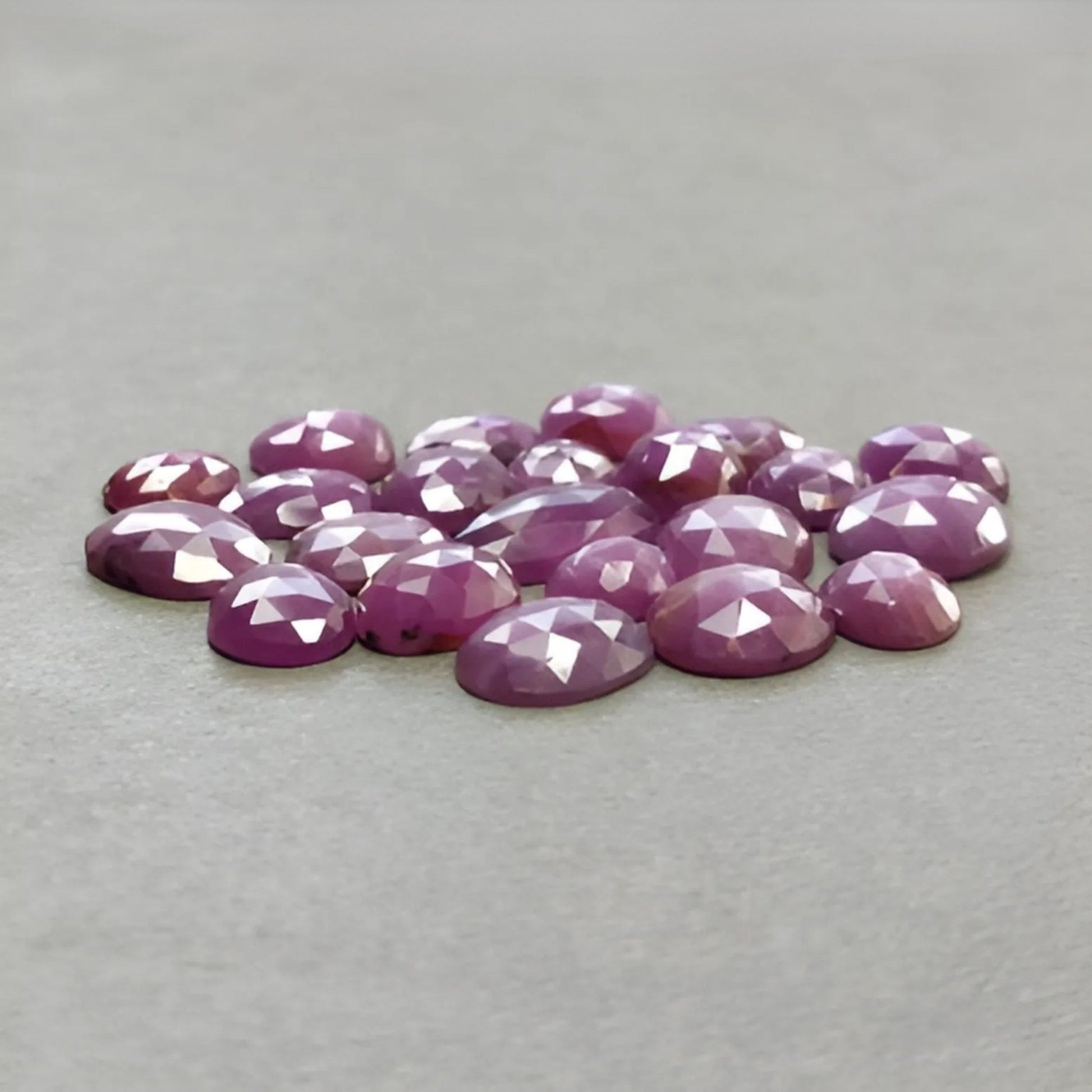 Rubin mit flacher Rückseite