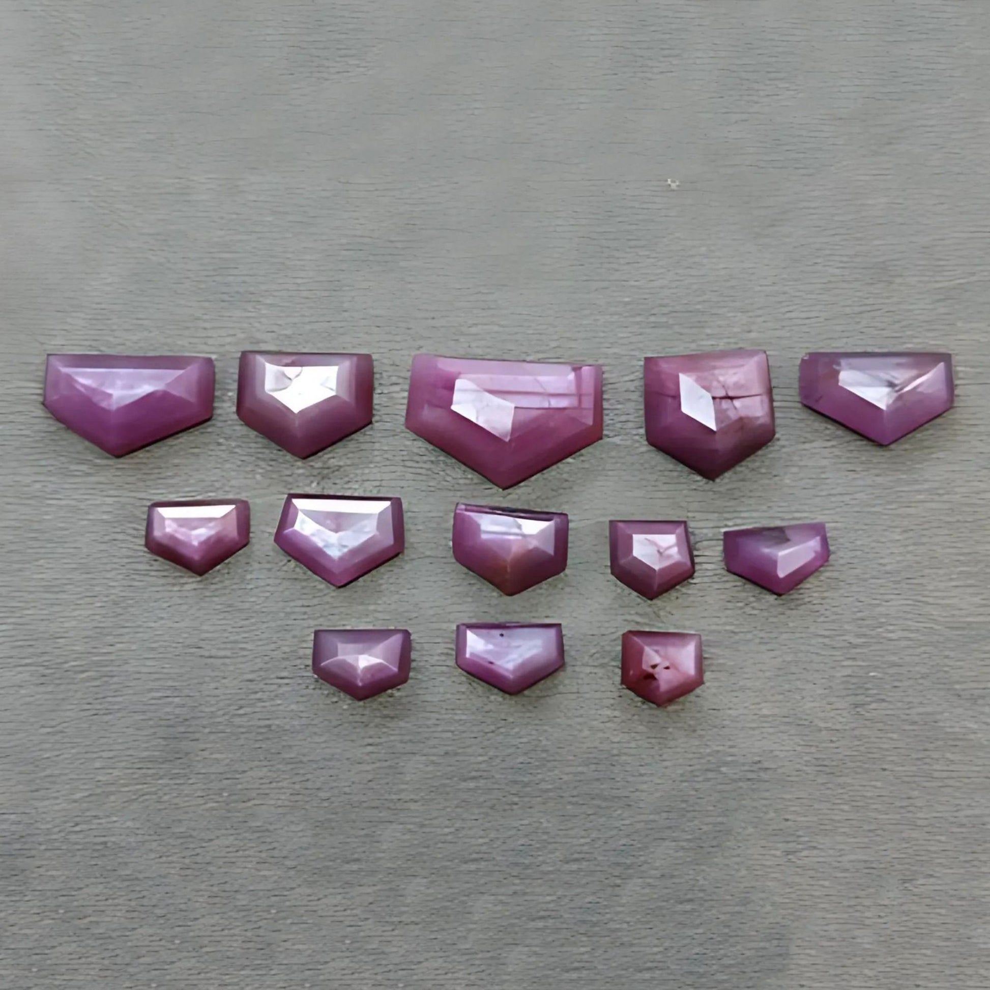 Natürlicher rosa Saphirschliff