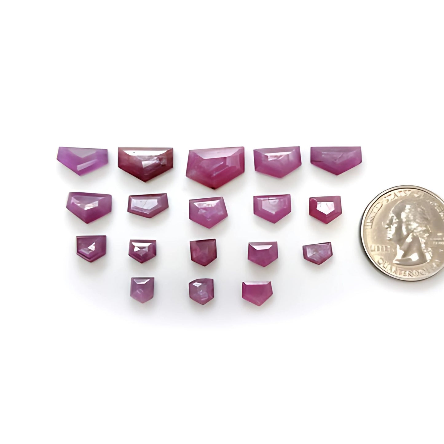 قطع الياقوت الوردي التوتي