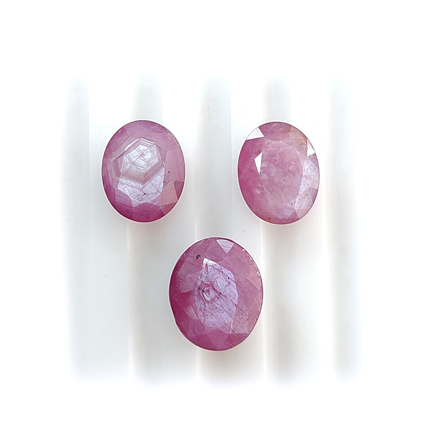 天然ピンクサファイアカット