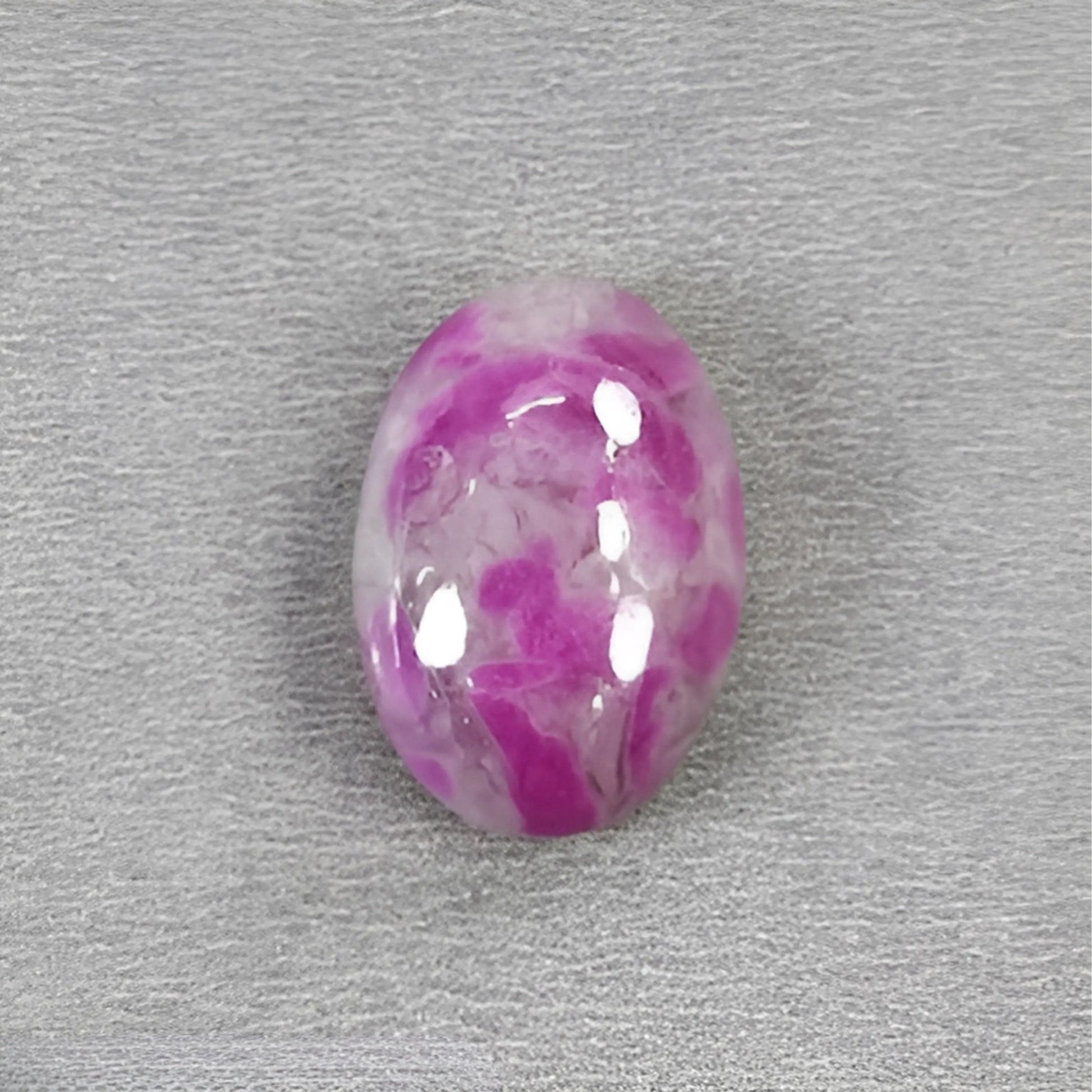 حجر ياقوت زويزيت بيضاوي الشكل