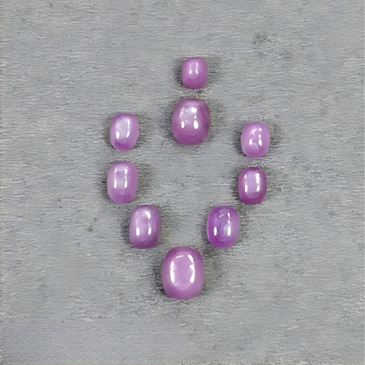 حجر كابوشون بيضاوي من الياقوت الوردي