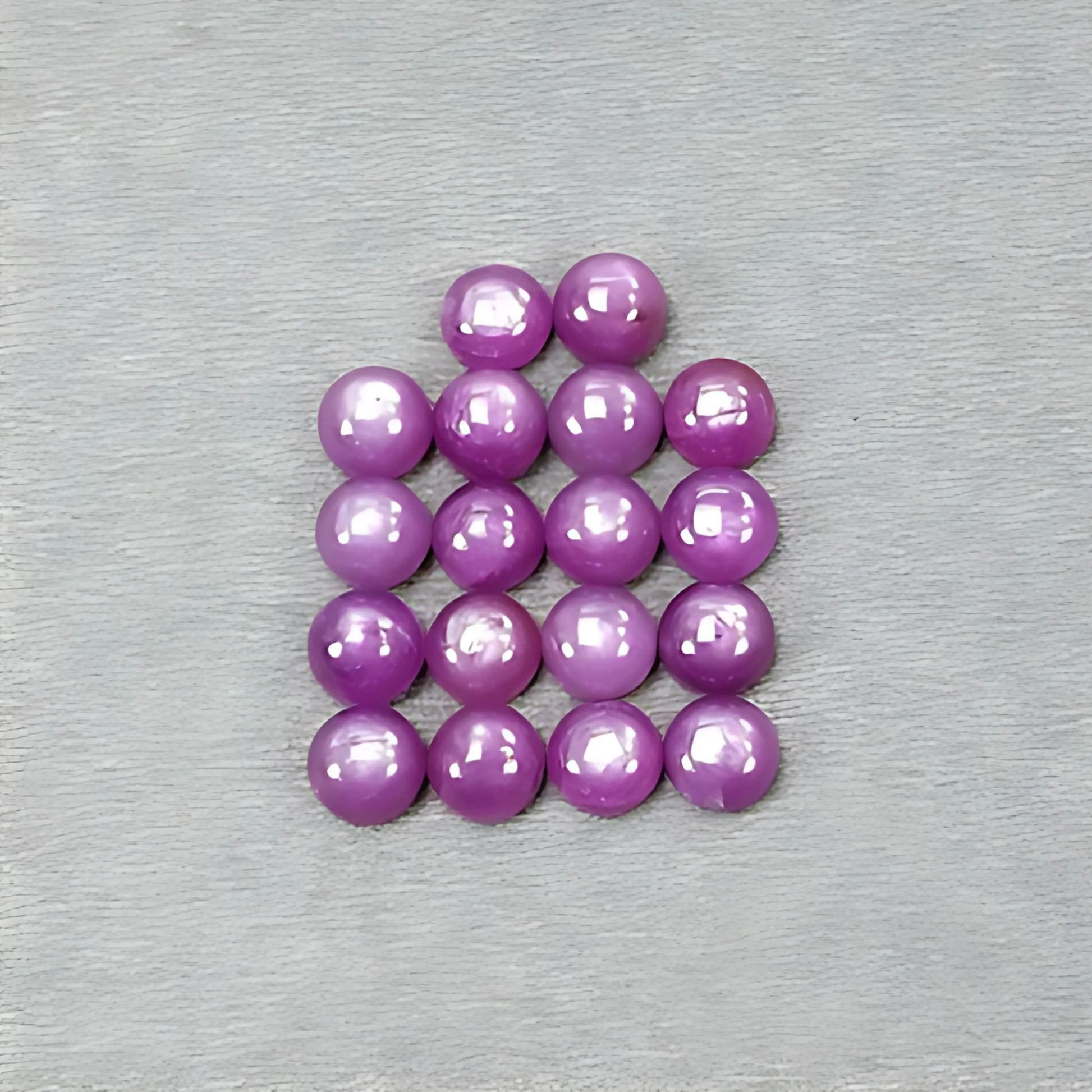 ピンクサファイアのラウンドシェイプカボション