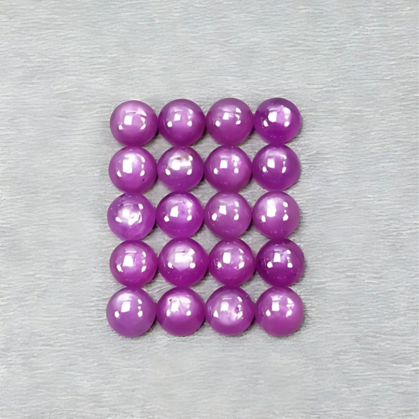 ピンクサファイアのラウンドシェイプカボション