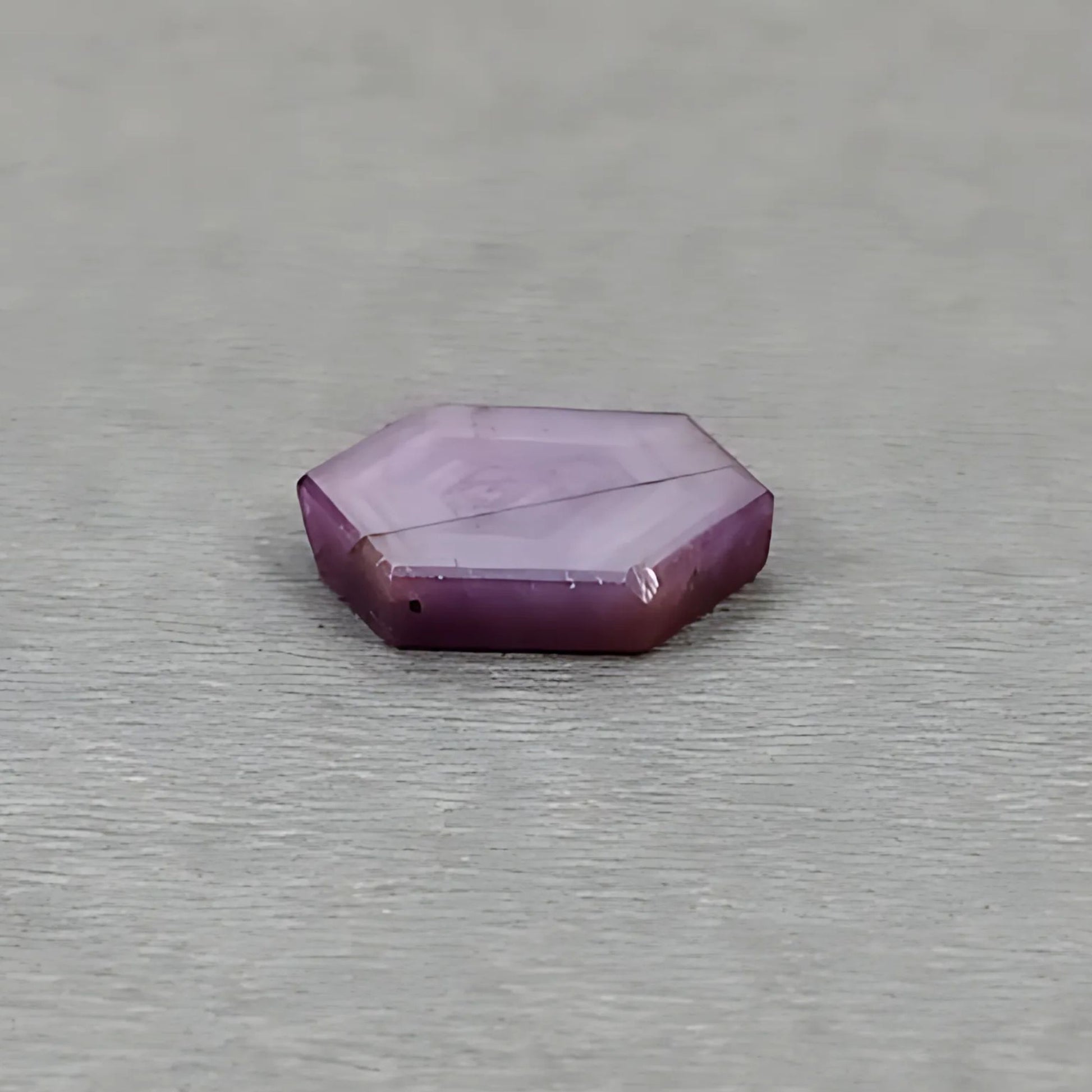 天然未经处理的粉红色蓝宝石