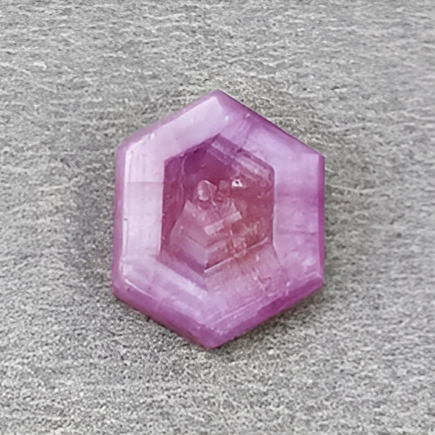 ローズマリールビー六角形の平らなスライス